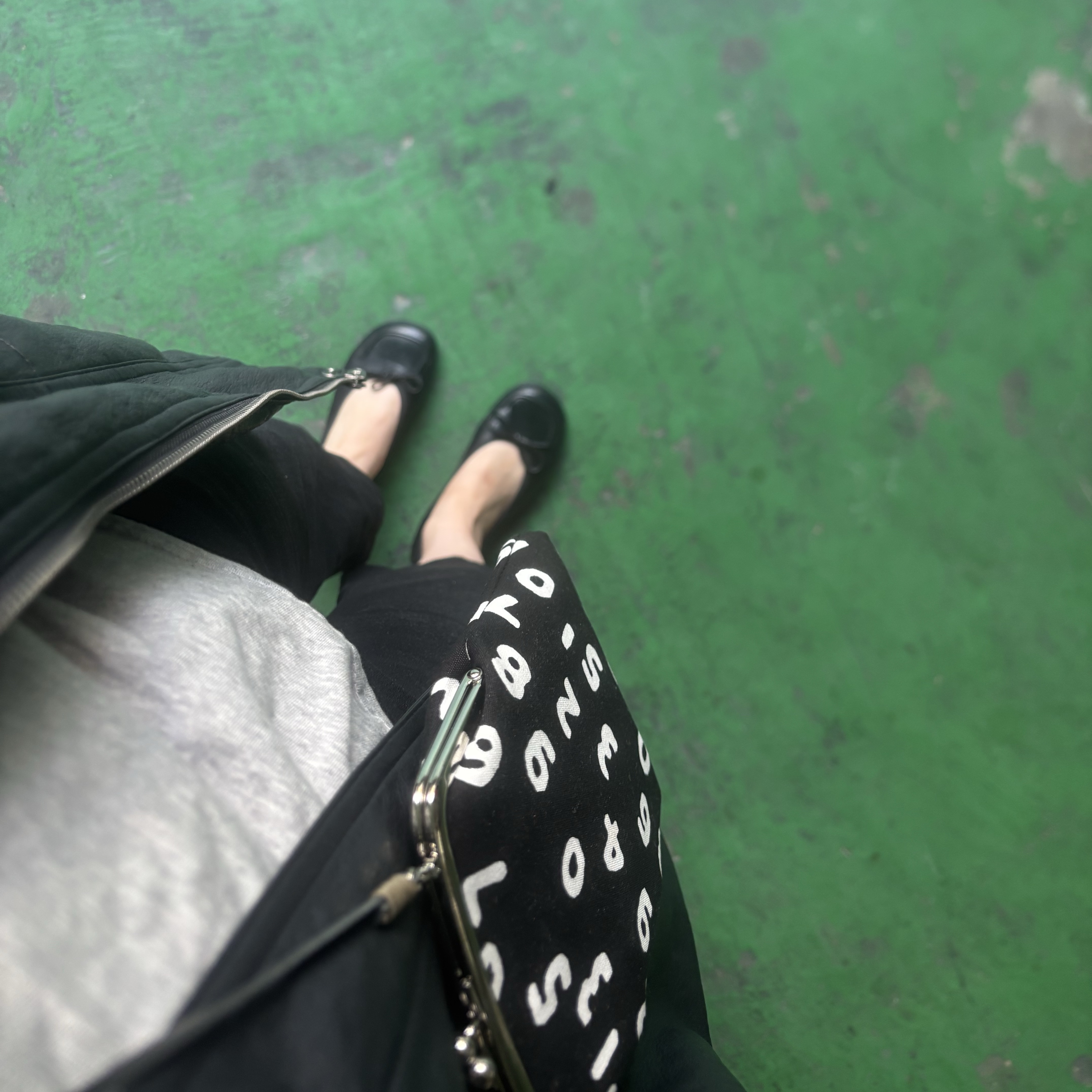Sou Sou Canvas Soft Gamaguchi Bag Large Black (with 110cm Black Leather Strap) 착용 스타일