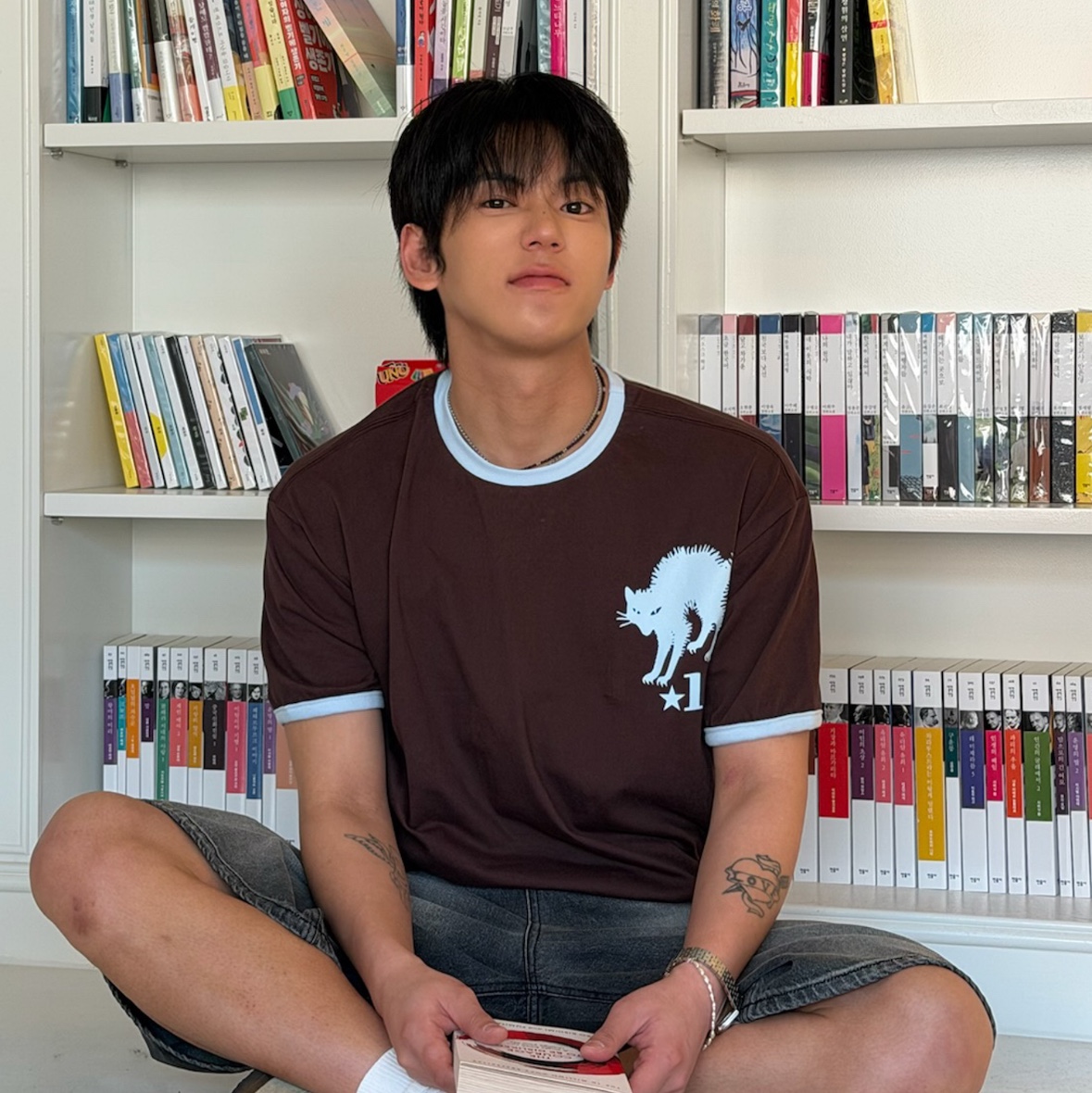 AMOU 13 Cat Half T-Shirts Brown 착용 스타일