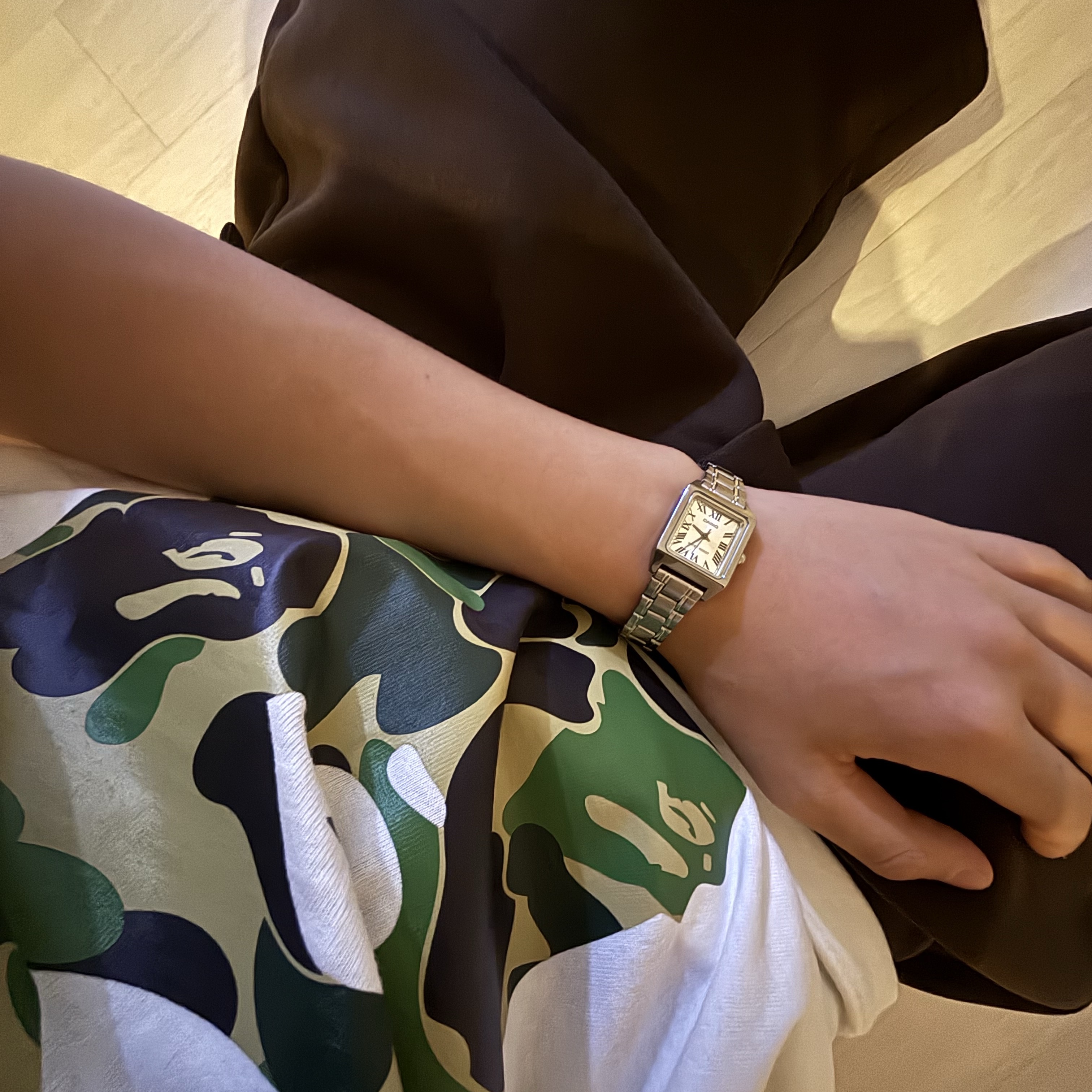 Casio LTP-V007D-7B, BAPE ABC Camo Milo On Big Ape T-Shirt White Green 착용 스타일