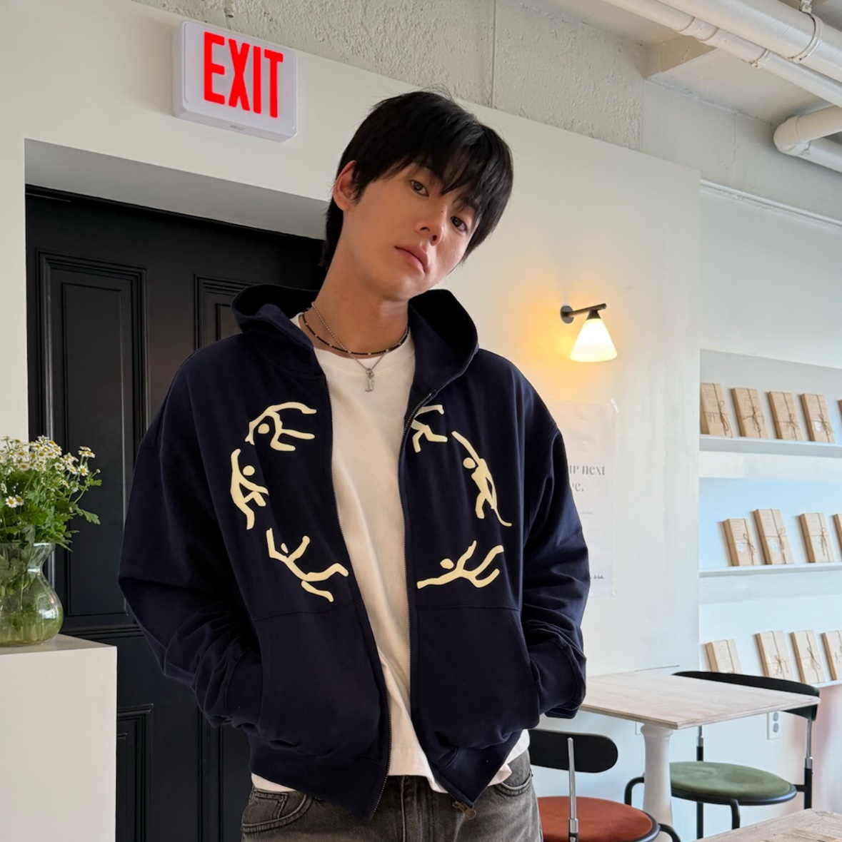 AMOU Dancing Circle Crop Hoodie Zip-Up Navy 착용 스타일 - 2