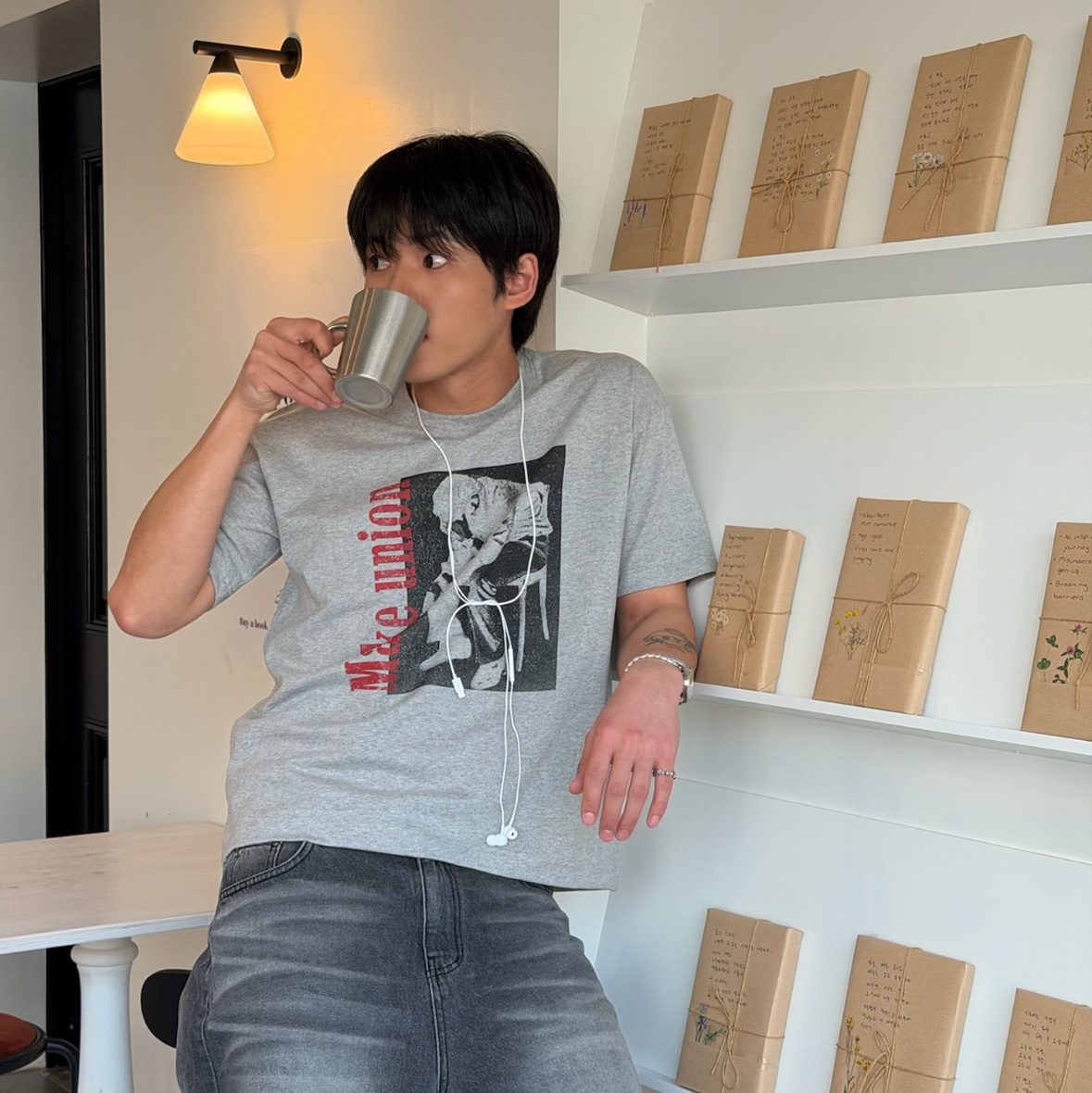 AMOU Trouble Half T-Shirts Gray 착용 스타일 - 2