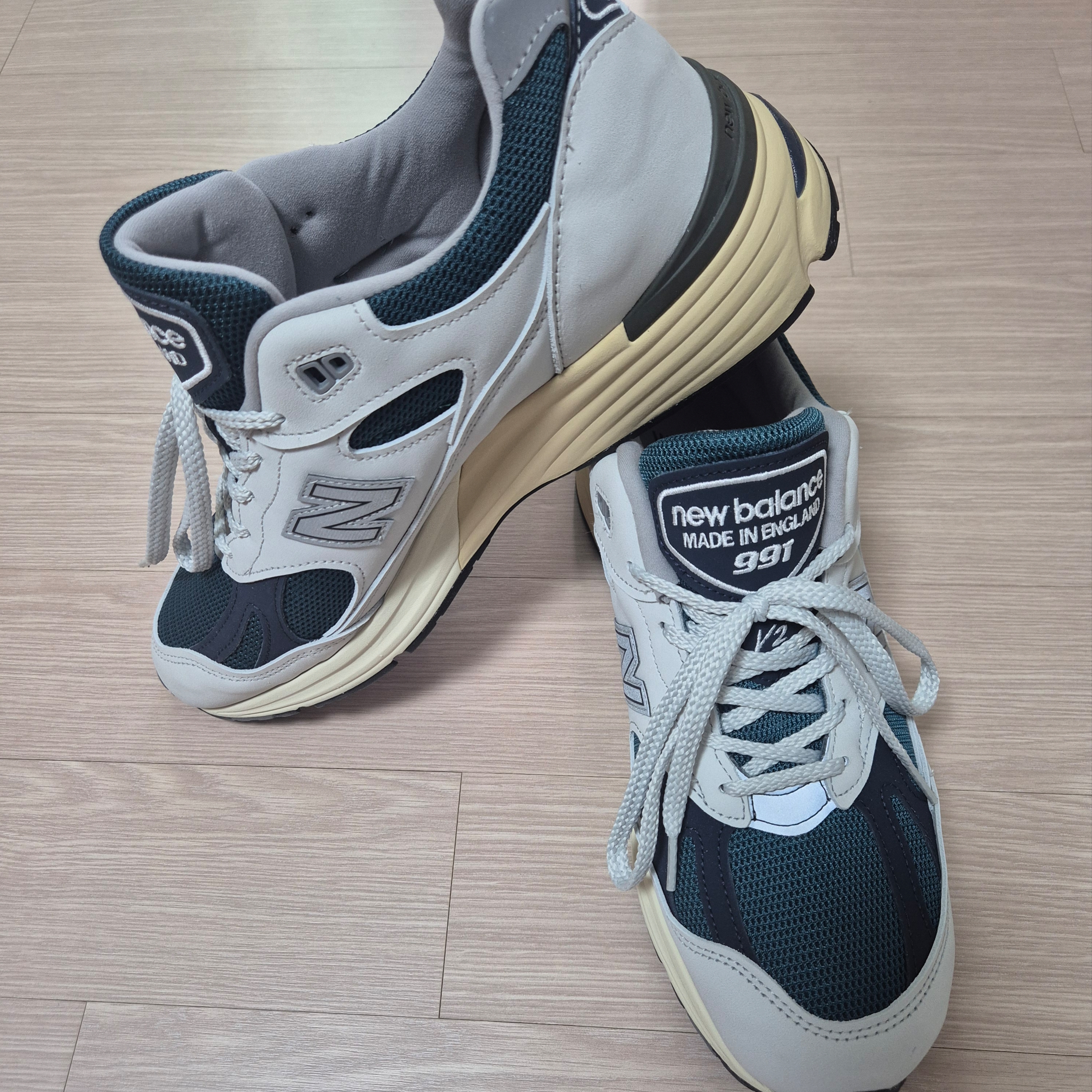 New Balance 991v2 Made in UK Grey Balsam 착용 스타일 - 5