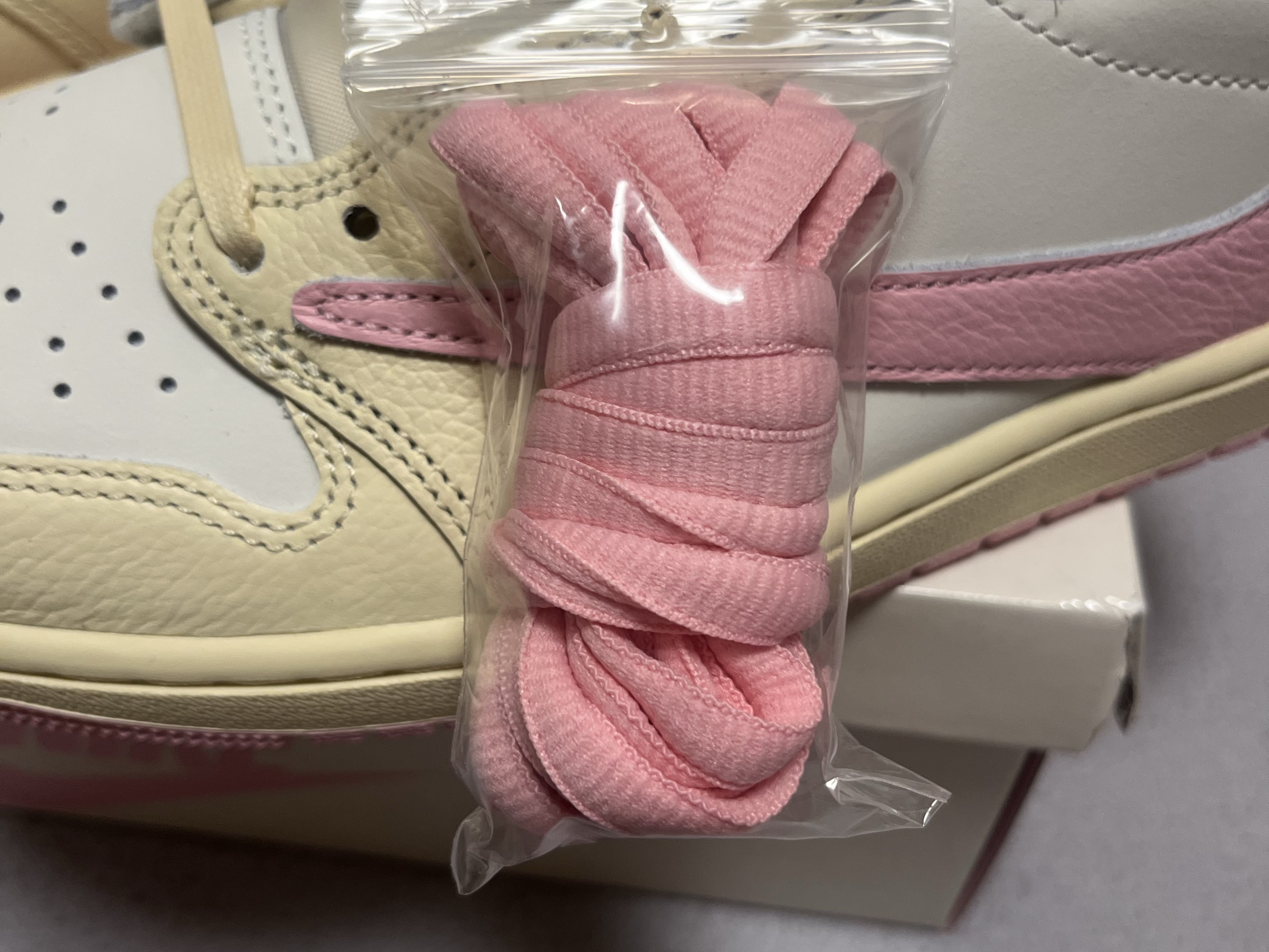 Jordan 1 x Travis Scott Retro Low OG SP Muslin Shy Pink 착용 스타일 - 4