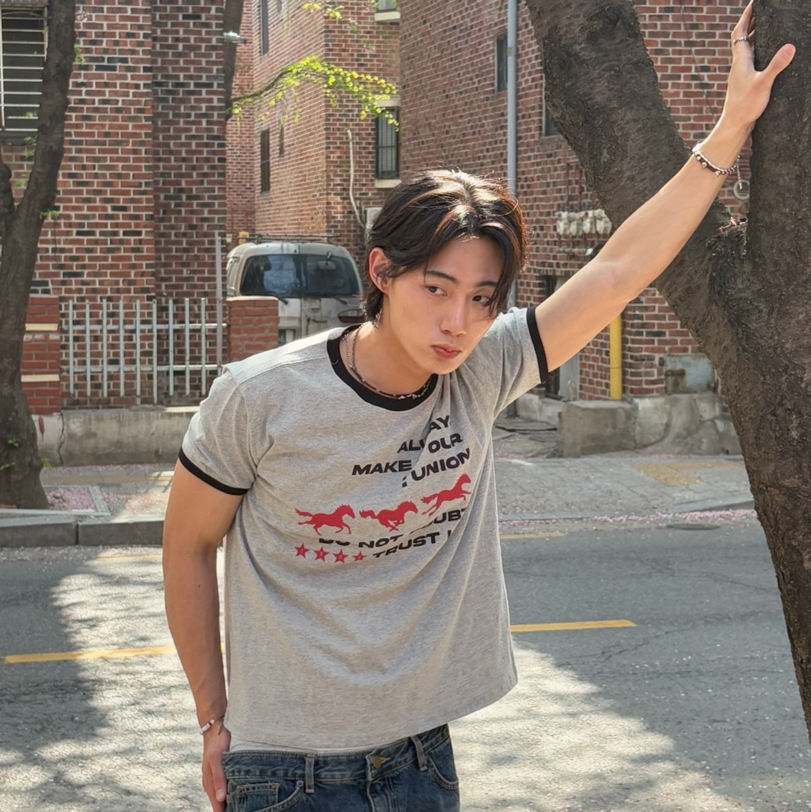 AMOU Runing Horse Ringer T-Shirts Gray 착용 스타일 - 1