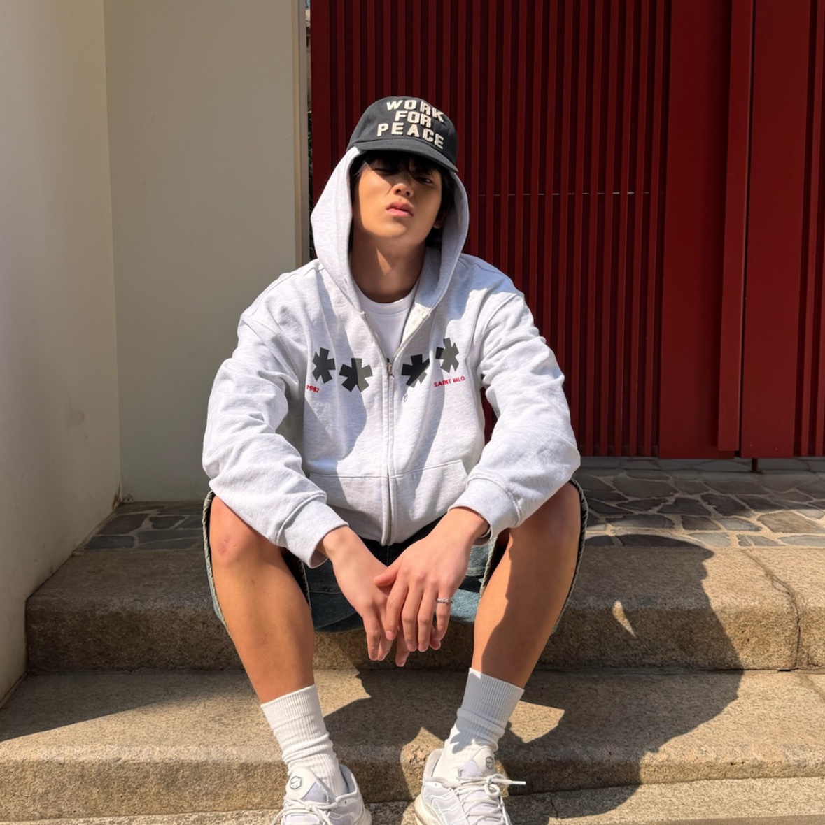 AMOU Square Star Hoodie Zip Up White Melange, AMOU Work For Peace 5pannel Cap Black 착용 스타일 - 1