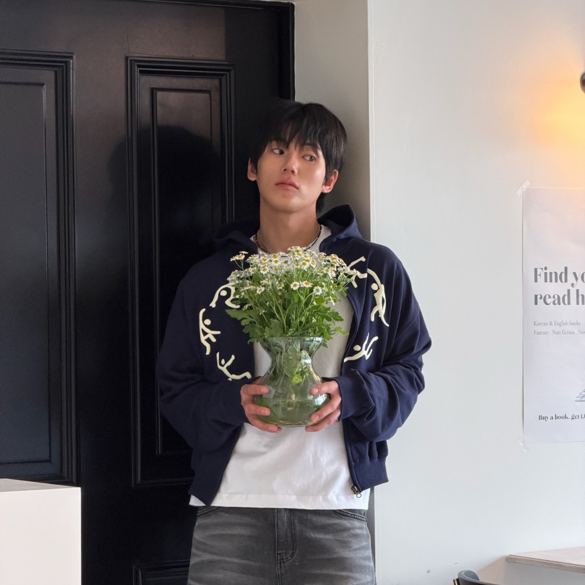 AMOU Dancing Circle Crop Hoodie Zip-Up Navy 착용 스타일 - 2