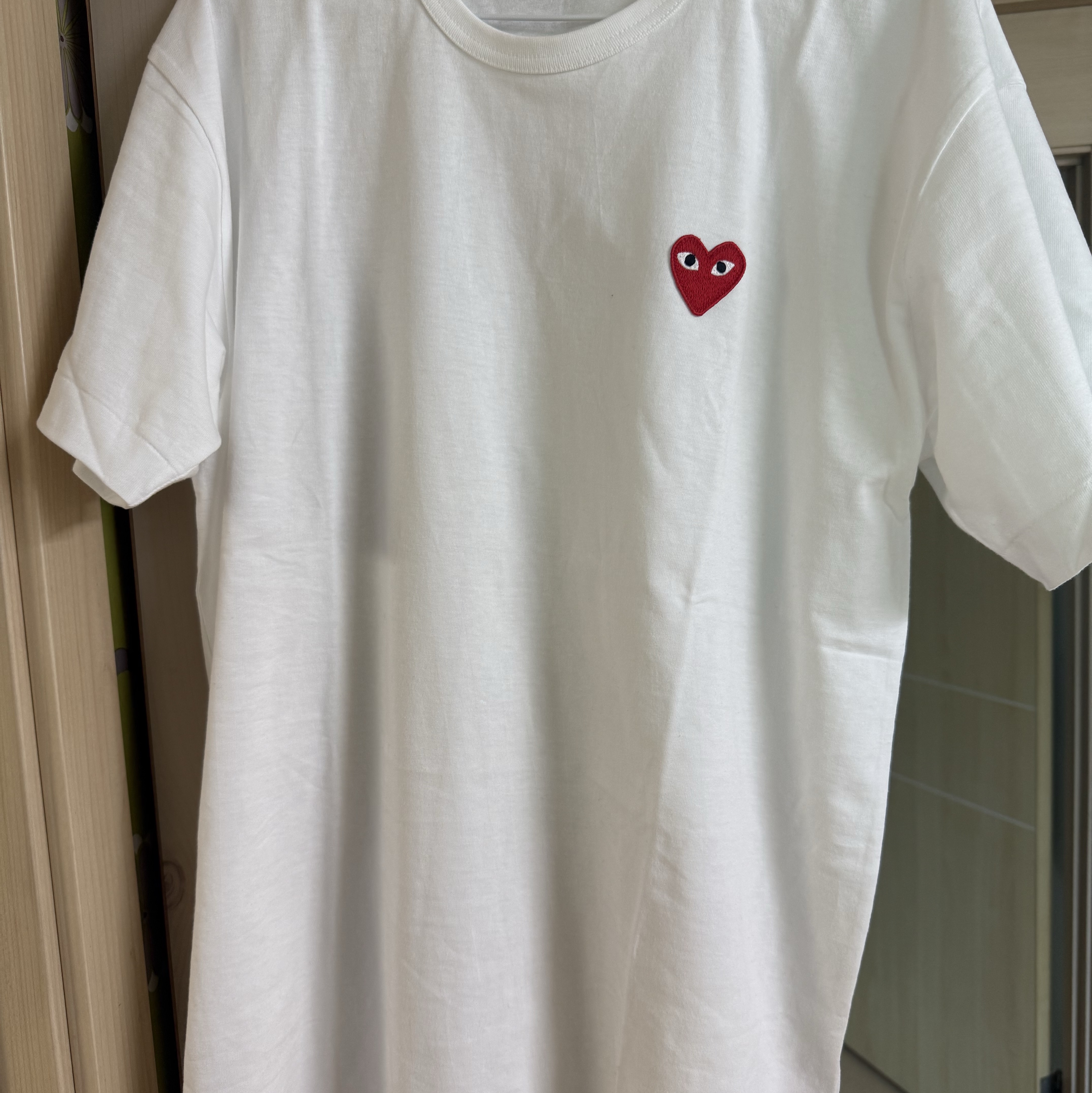 Play Comme des Garcons Red Heart T-Shirt White 착용 스타일