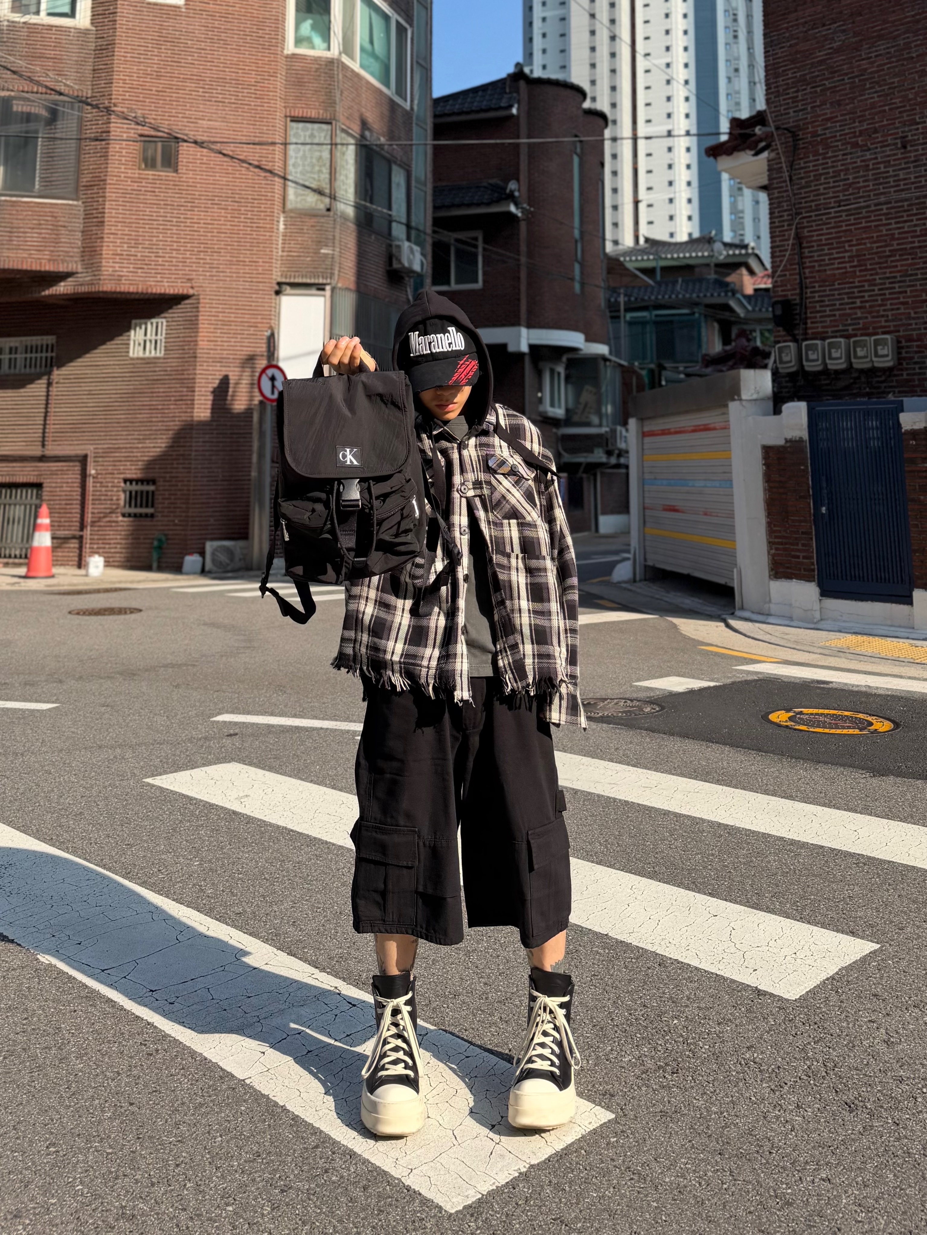Rick Owens Mega Bumper Sneakers Black Milk 착용 스타일 - 3