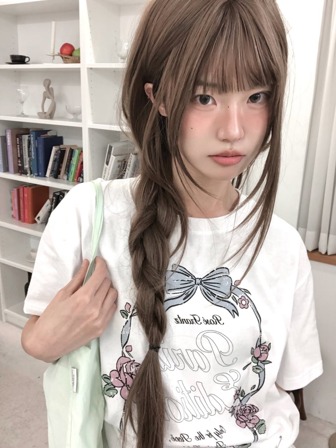 Rosefrantz Vintage Floral Frame T-shirt [White] 착용 스타일 - 1