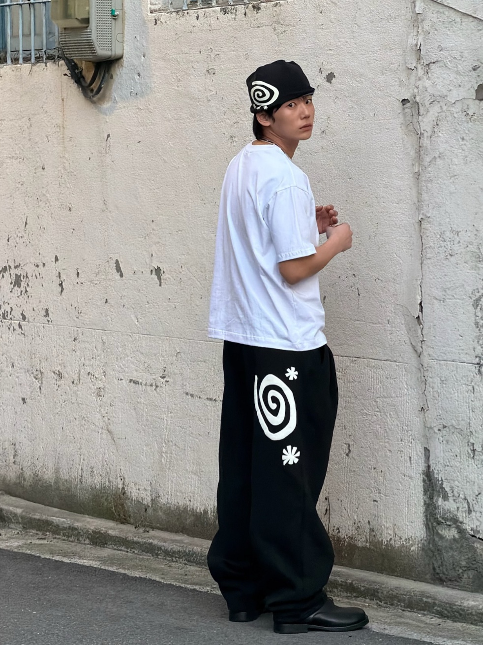 AMOU Molly One Tuck Sweat Pants Black 착용 스타일 - 1