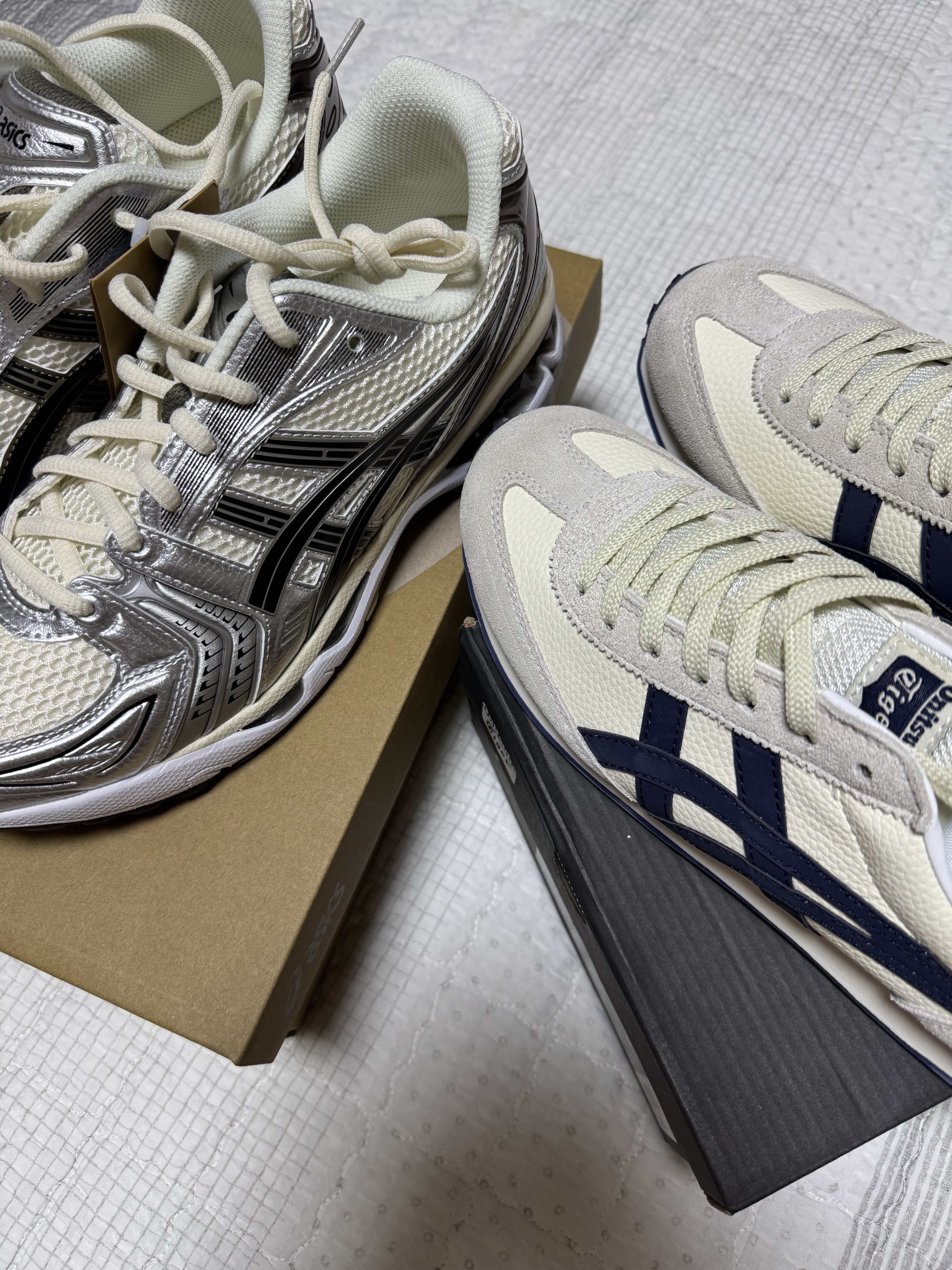 Asics Gel-Kayano 14 Cream Black, Onitsuka Tiger EDR 78 Birch Peacoat 착용 스타일