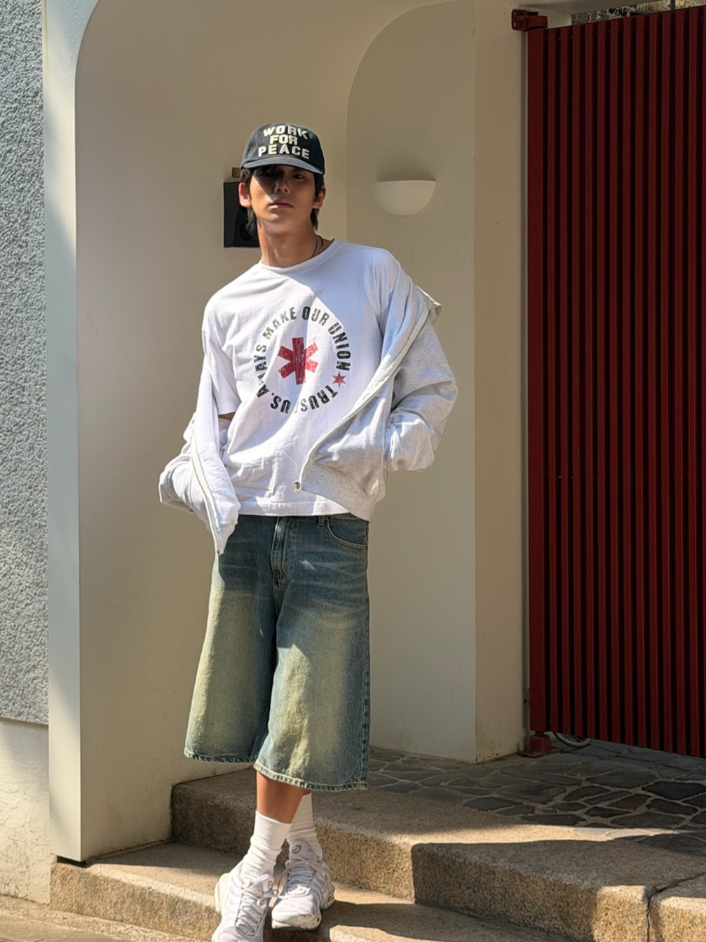 AMOU Lettering Circle Half T-Shirts White, AMOU Work For Peace 5pannel Cap Black 착용 스타일