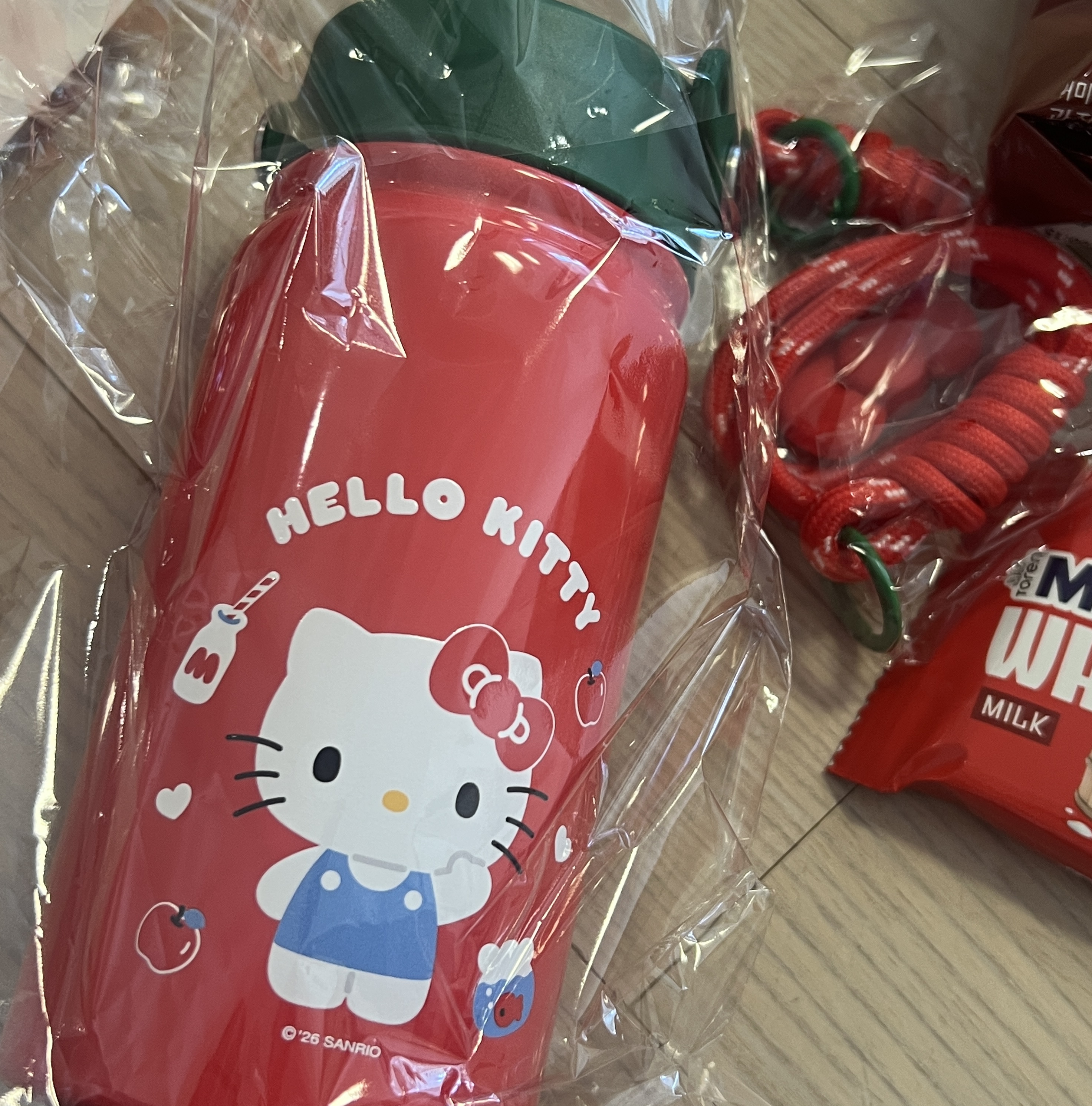 Sanrio x 7-Eleven Hello Kitty Strap Tumbler 착용 스타일