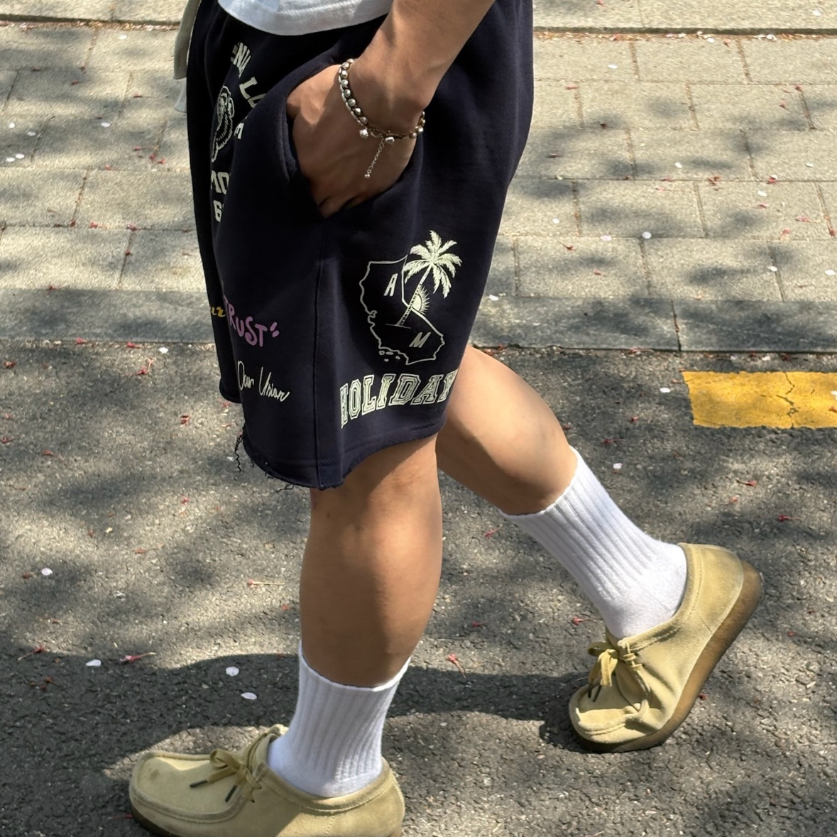 [KREAM 단독] AMOU Cali Shorts Navy 착용 스타일 - 1