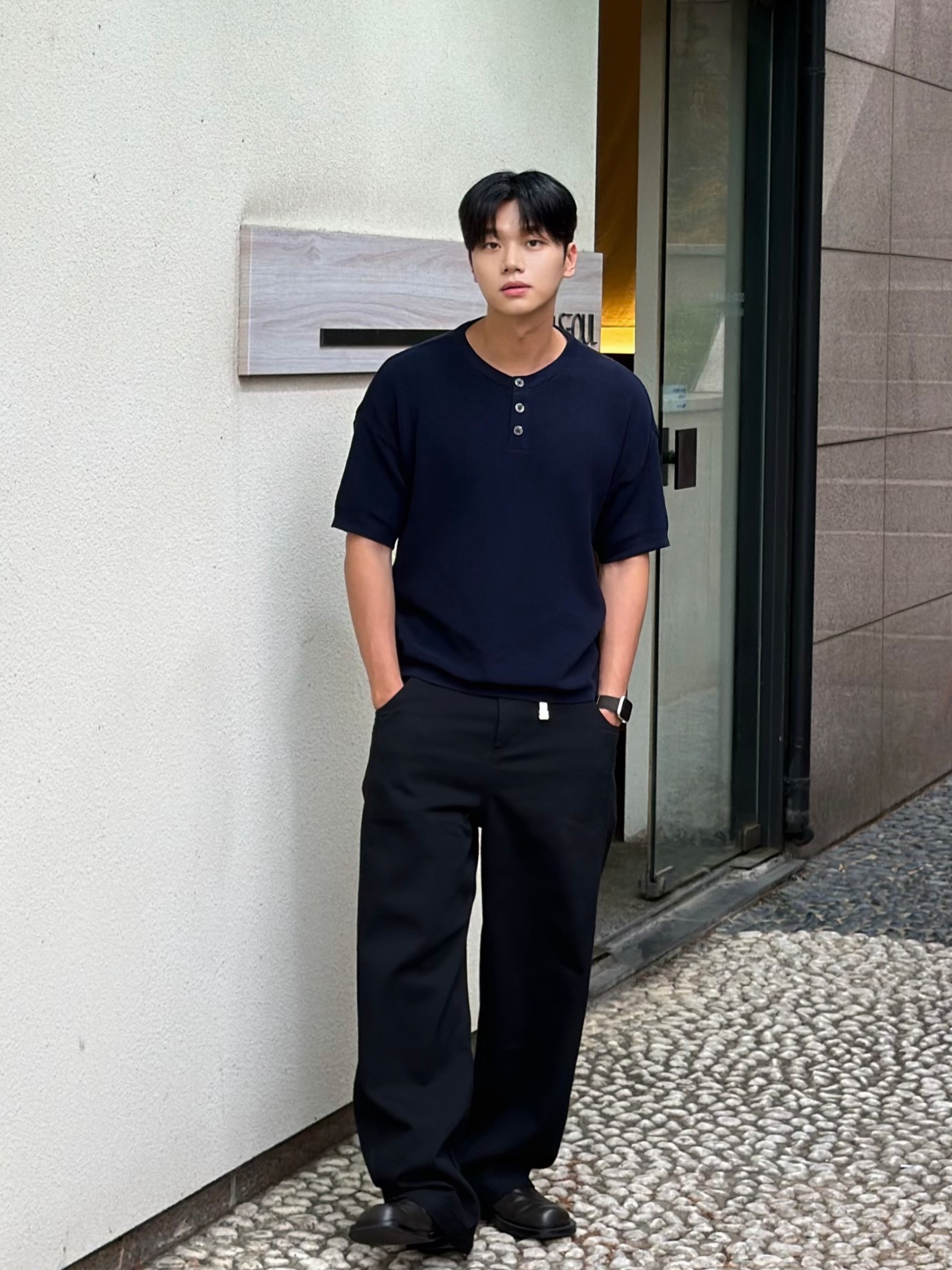 Knitted Coolever Henley Neck Half Sleeve Knit NVAY, Knitted Coolever Henley Neck Half Sleeve Knit Black 착용 스타일 - 1