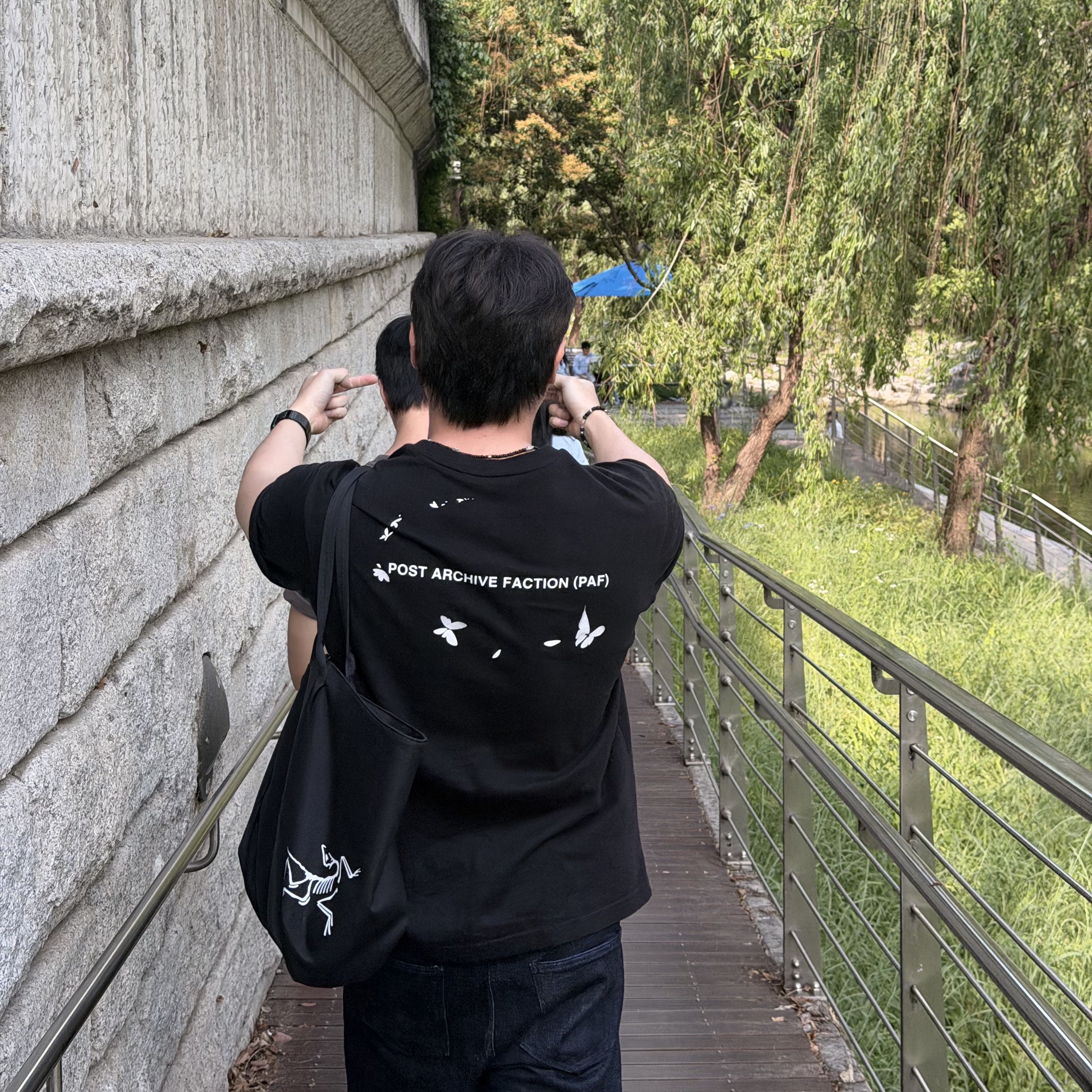 Post Archive Faction (Paf) Souvenir T-Shirt 2025 Spring Paris Edition Black, Farfromwhat Far Raw-texture Denim Deep Indigo 착용 스타일 - 2