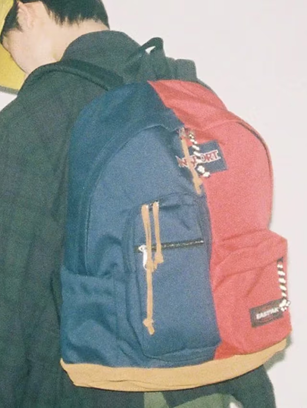 Jansport x Eastpak Hybrid Pack Backpack Navy Red, Jansport x Eastpak Hybrid Pack Backpack Black Black 착용 스타일 - 2