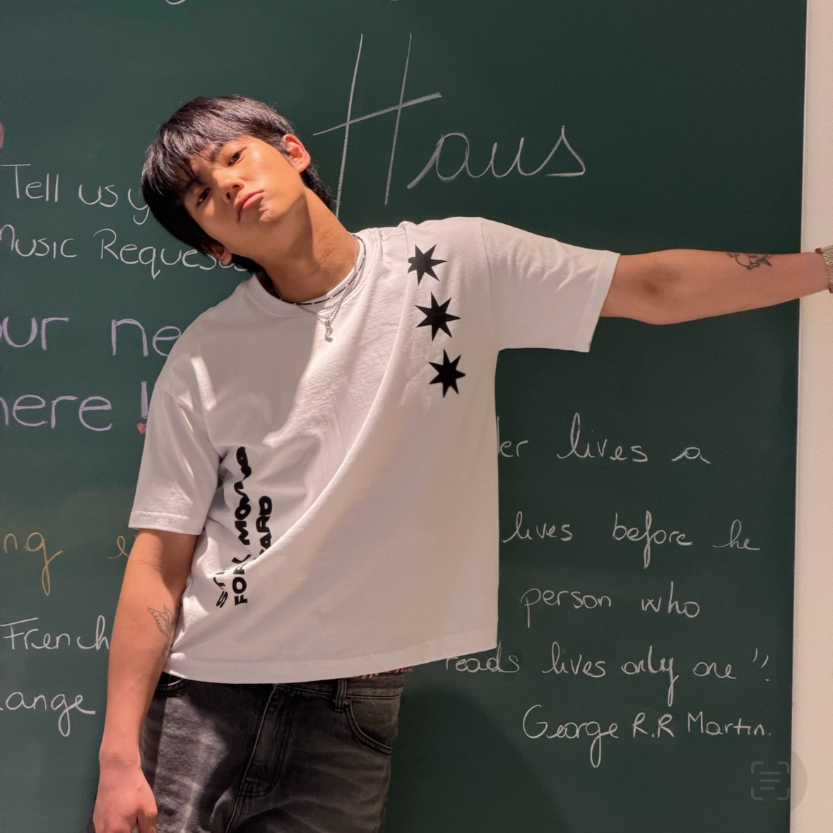 AMOU Motion Half T-Shirts White 착용 스타일