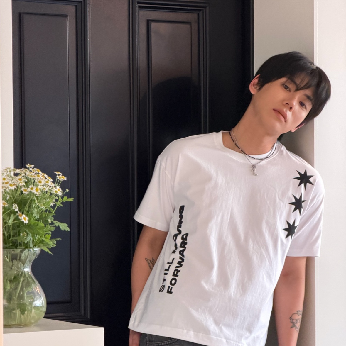 AMOU Motion Half T-Shirts White 착용 스타일 - 2