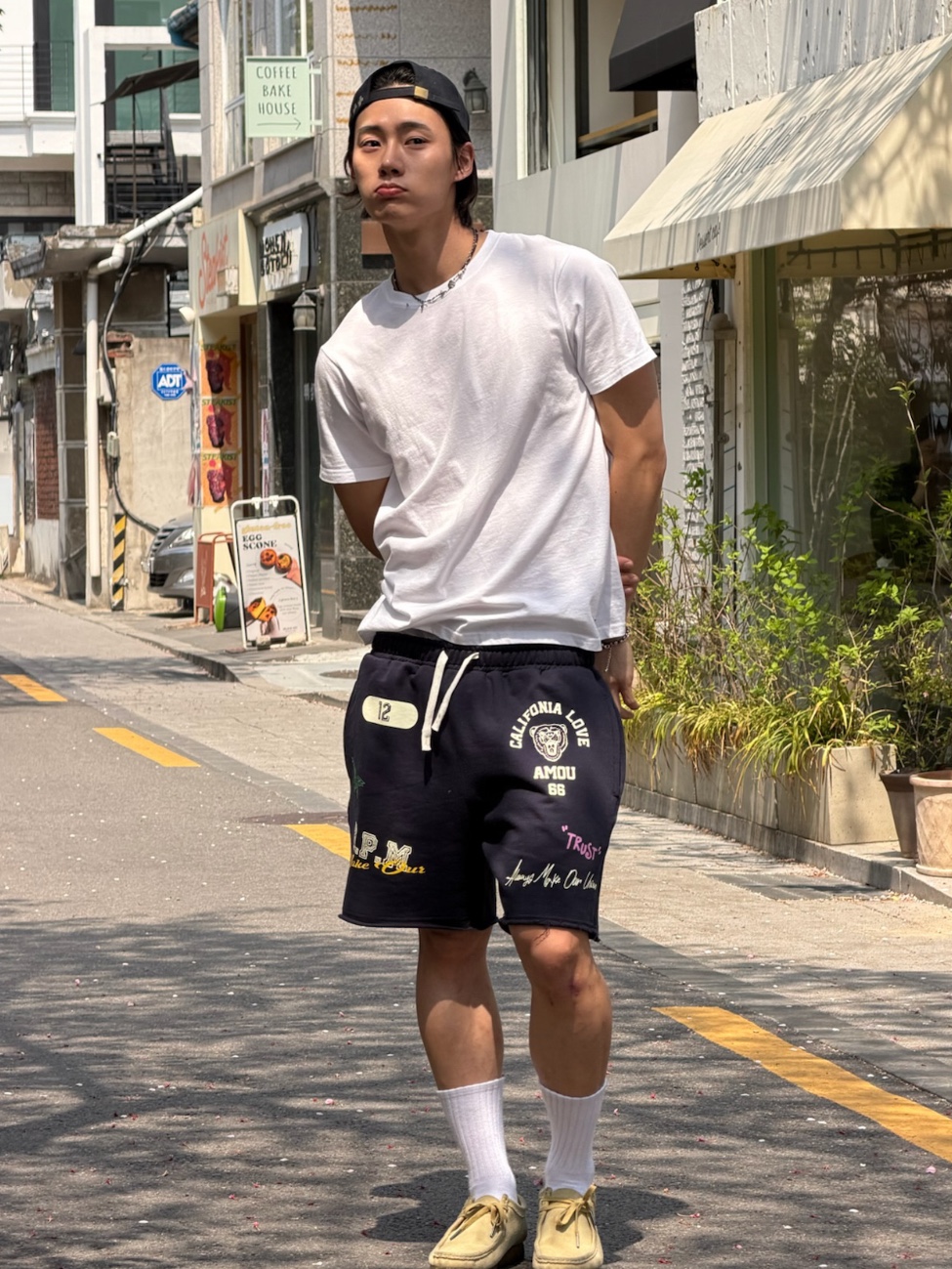 [KREAM 단독] AMOU Cali Shorts Navy 착용 스타일 - 2