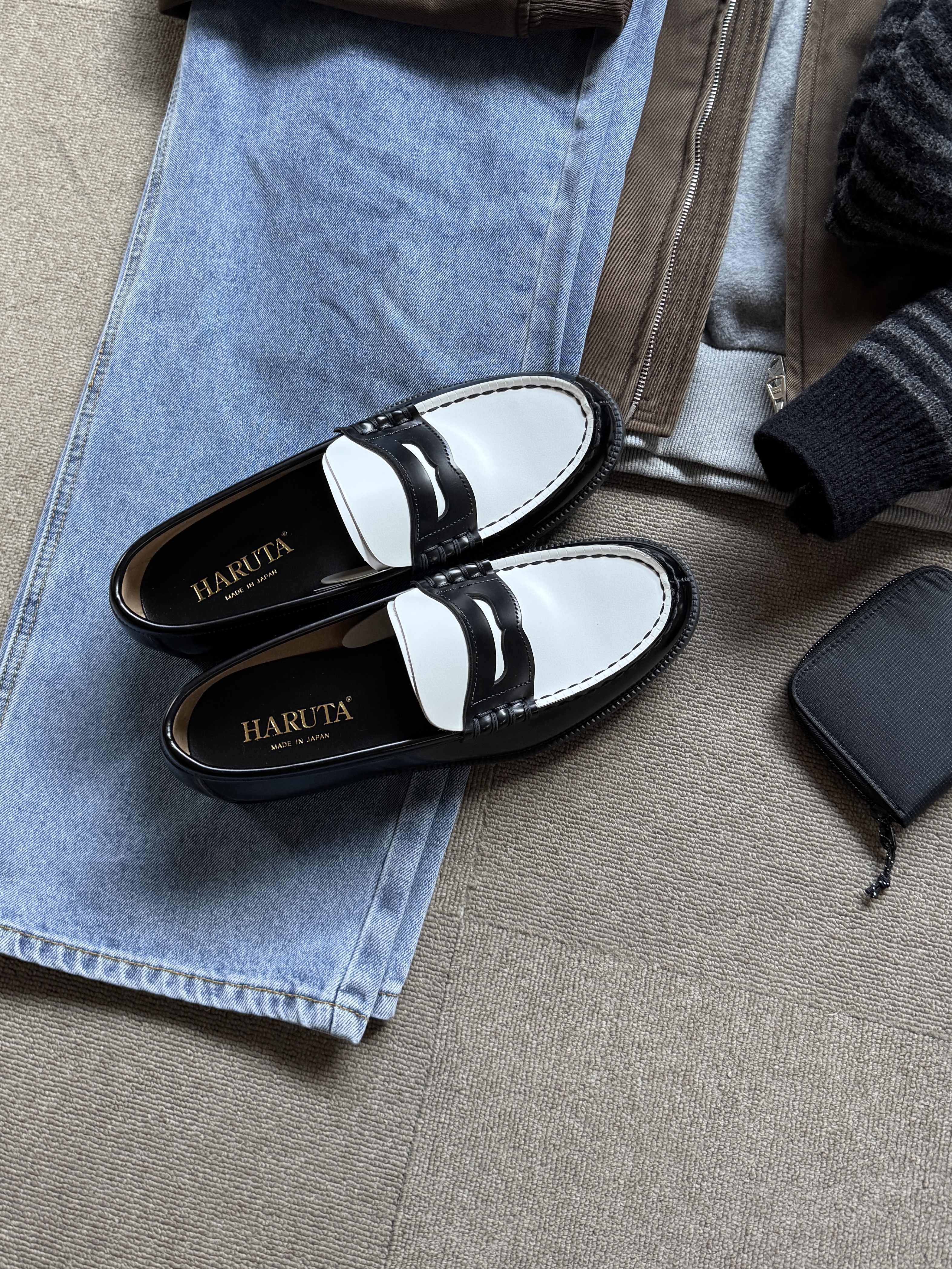 Haruta HS-906 Penny Loafer Black & White 착용 스타일 - 8