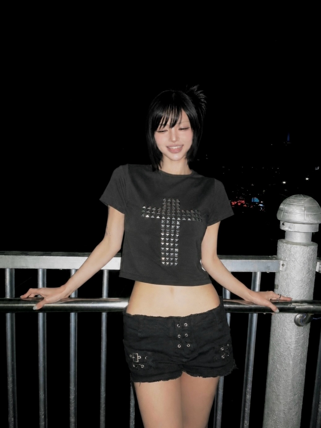 VOONT Stud Cross T-Shirt (BLACK), VOONT Eyelet Buckle Micro Shorts (BLACK) 착용 스타일 - 2