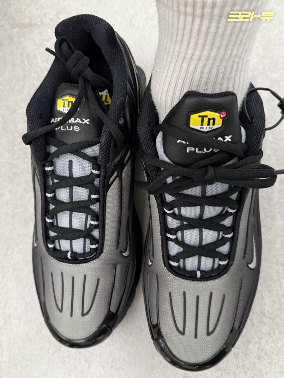 Nike Air Max Plus 3 Black Wolf Grey 착용 스타일 - 7