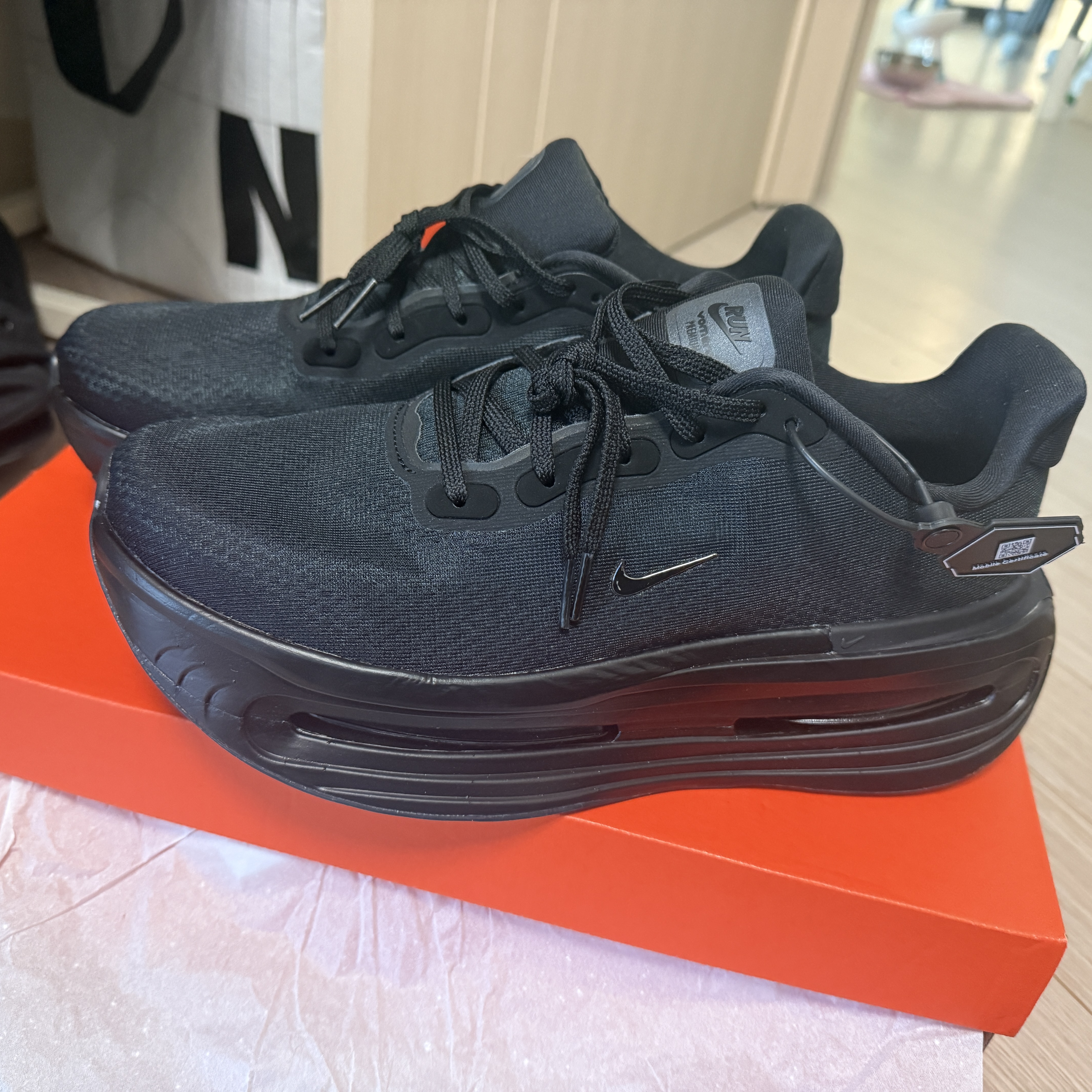 Nike Vomero Black White 착용 스타일