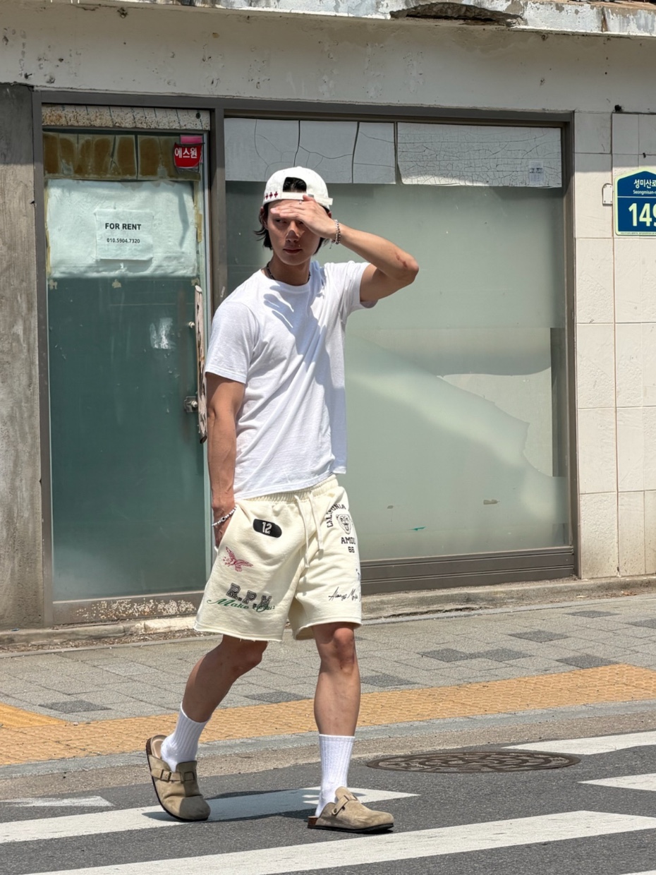 [KREAM 단독] AMOU Cali Shorts Cream 착용 스타일 - 3