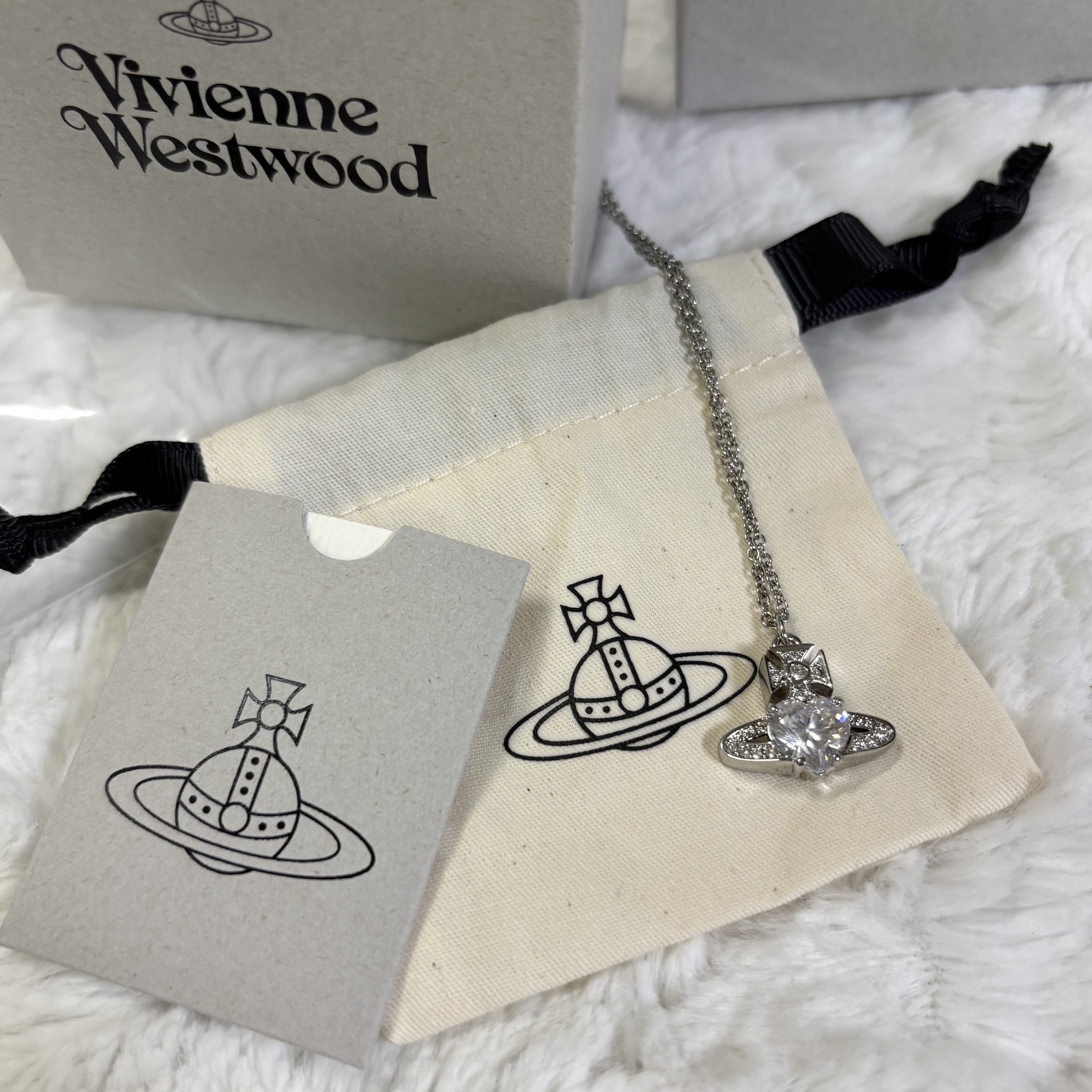Vivienne Westwood Ariella Pendant Platinum 착용 스타일