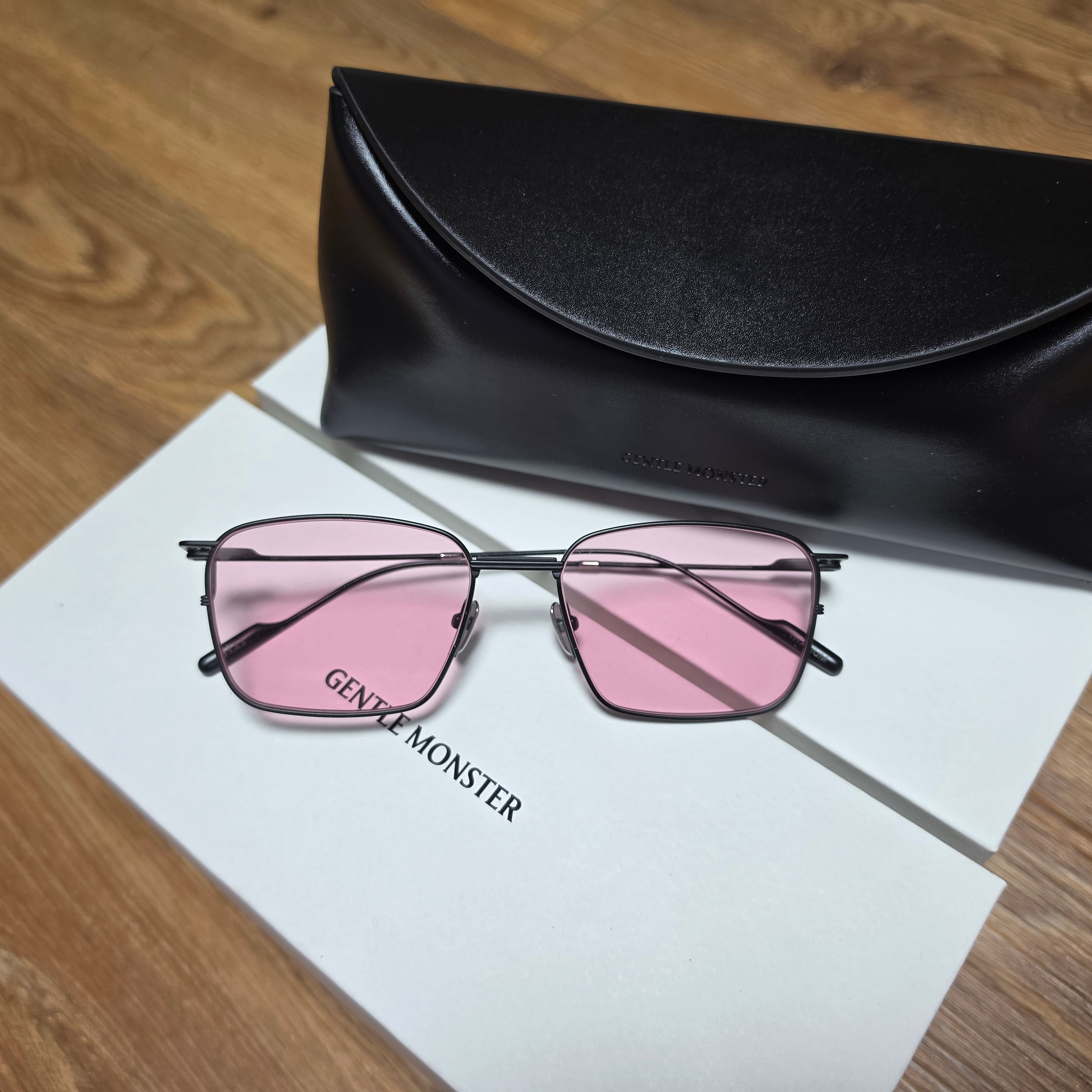 Gentle Monster Otas M01 Pink Black 착용 스타일 - 4