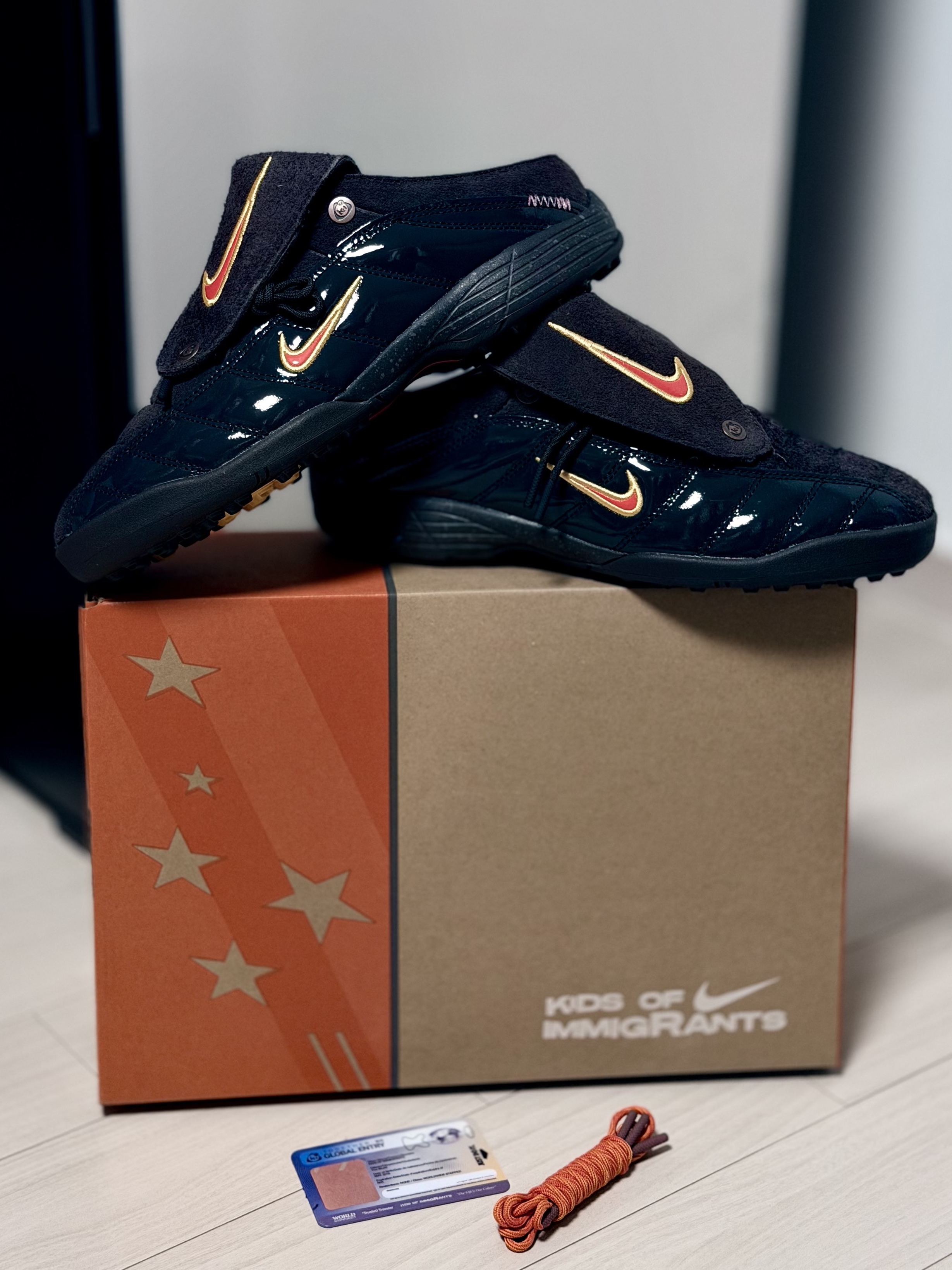 Nike x Kids of Immigrants Total 90 Mule Velvet Brown University Gold 착용 스타일