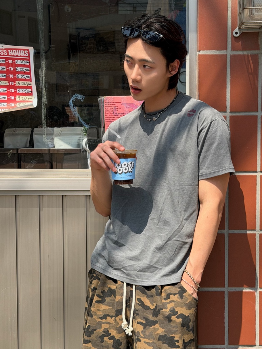 [KREAM 단독] AMOU Kiss Mark Garment T-Shirts Chacoal, [KREAM 단독] AMOU Molly Camo One Tuck Sweat Bermudapants Green 착용 스타일 - 2