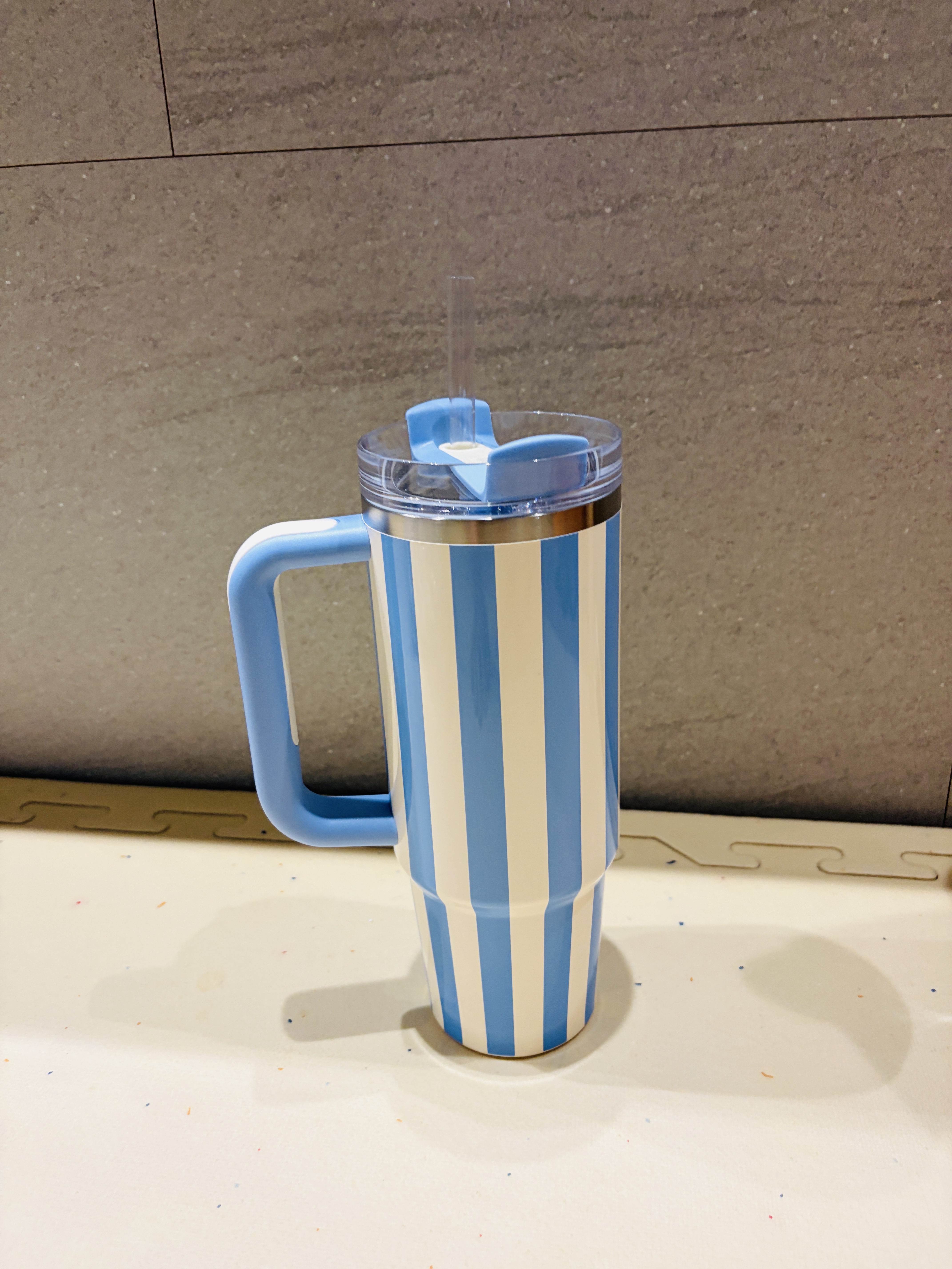 Stanley The Quencher H2.0 Flowstate Tumbler 887ml Cornflower Cabana Gloss 착용 스타일 - 2