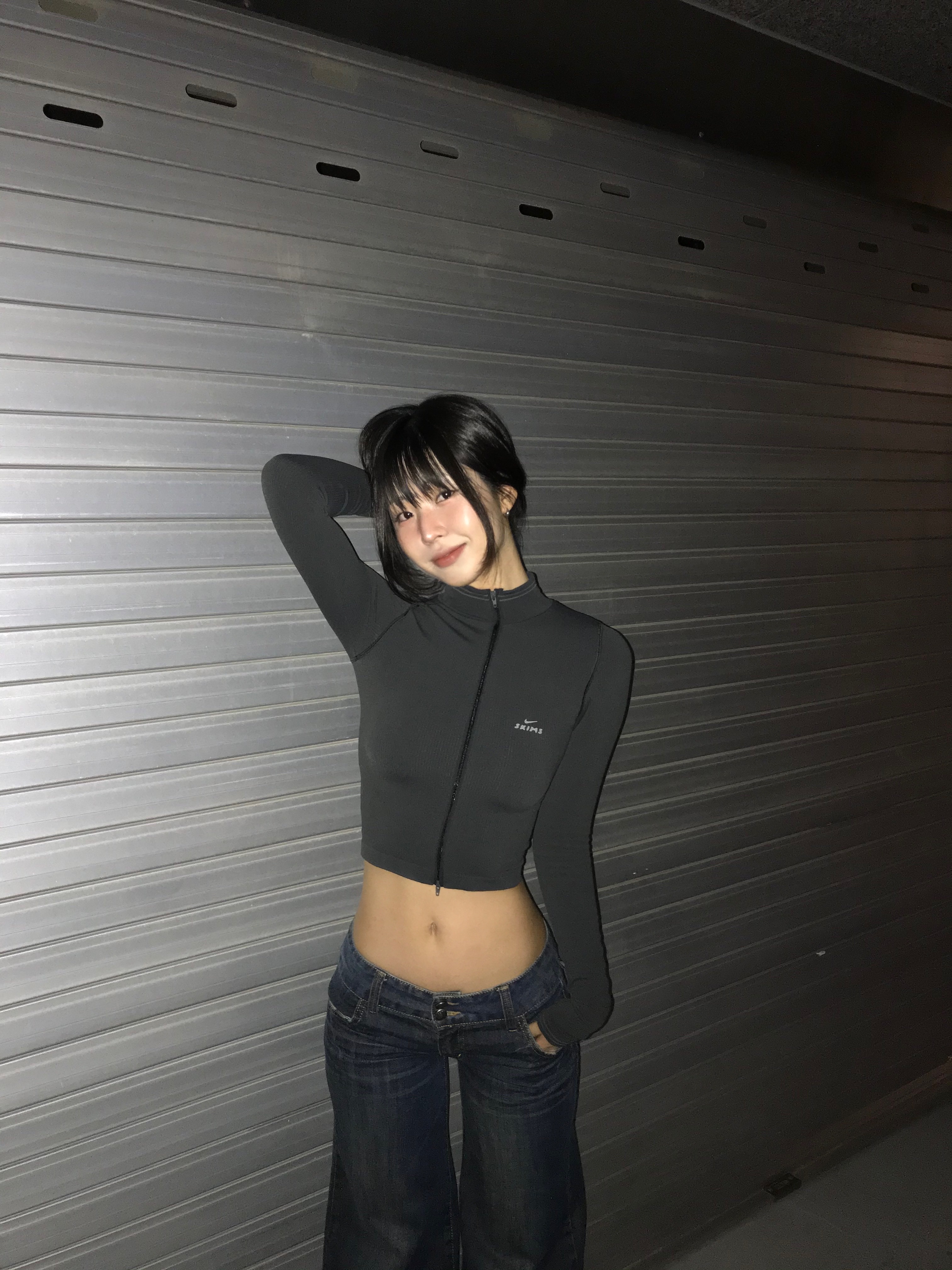 (W) NikeSKIMS Ribbed Seamless Cropped Full-Zip Jacket NSKM Obsidian NSKM Armor 착용 스타일 - 1