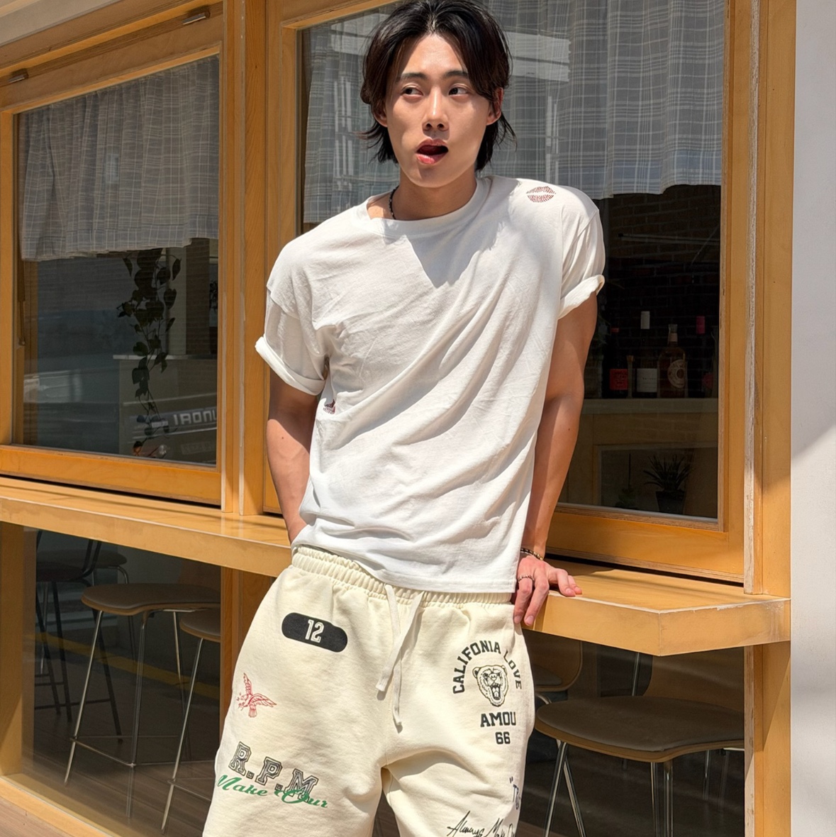 [KREAM 단독] AMOU Kiss Mark Garment T-Shirts White, [KREAM 단독] AMOU Cali Shorts Cream 착용 스타일 - 6