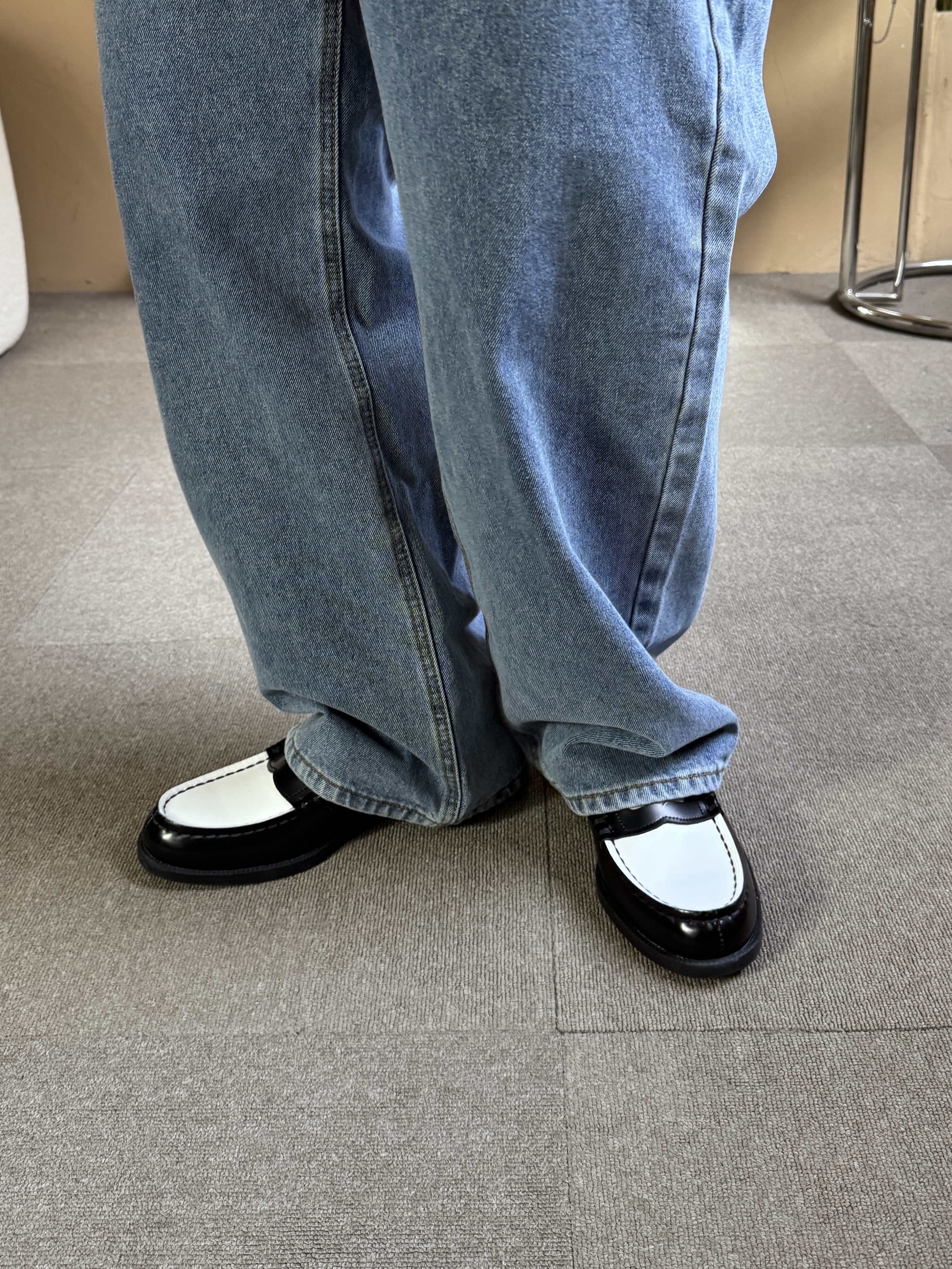 Haruta HS-906 Penny Loafer Black & White 착용 스타일 - 5