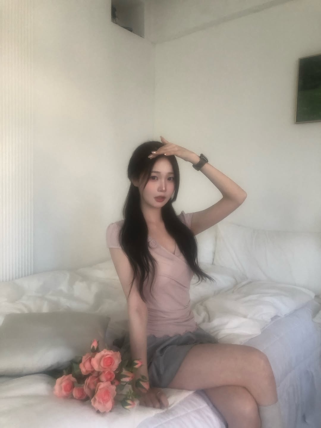 Rosefrantz Corsage Shirring Tie T-shirt [Pink] 착용 스타일 - 1