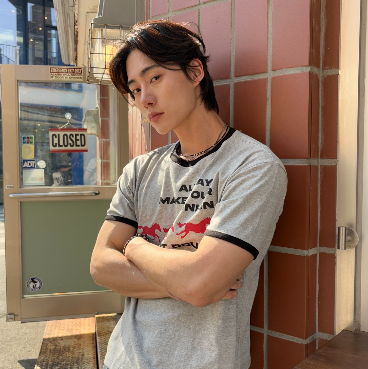 AMOU Runing Horse Ringer T-Shirts Gray 착용 스타일 - 2