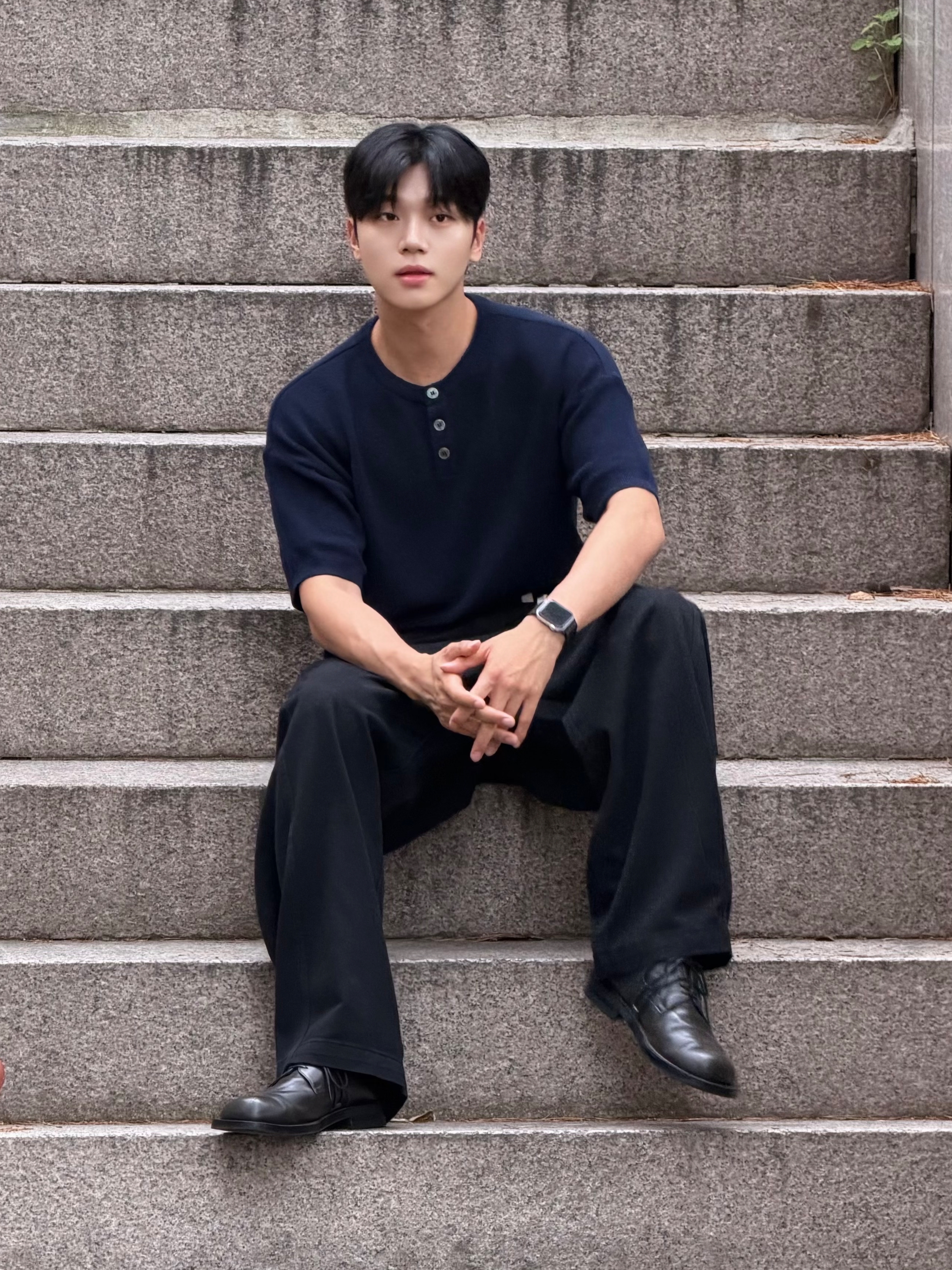 Knitted Coolever Henley Neck Half Sleeve Knit NVAY, Knitted Coolever Henley Neck Half Sleeve Knit Black 착용 스타일 - 2