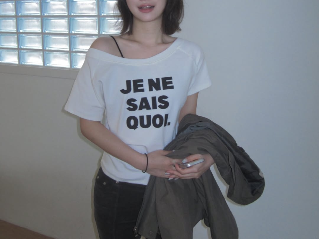 Rosefrantz Minimal French Lettering T-shirt [White] 착용 스타일 - 2