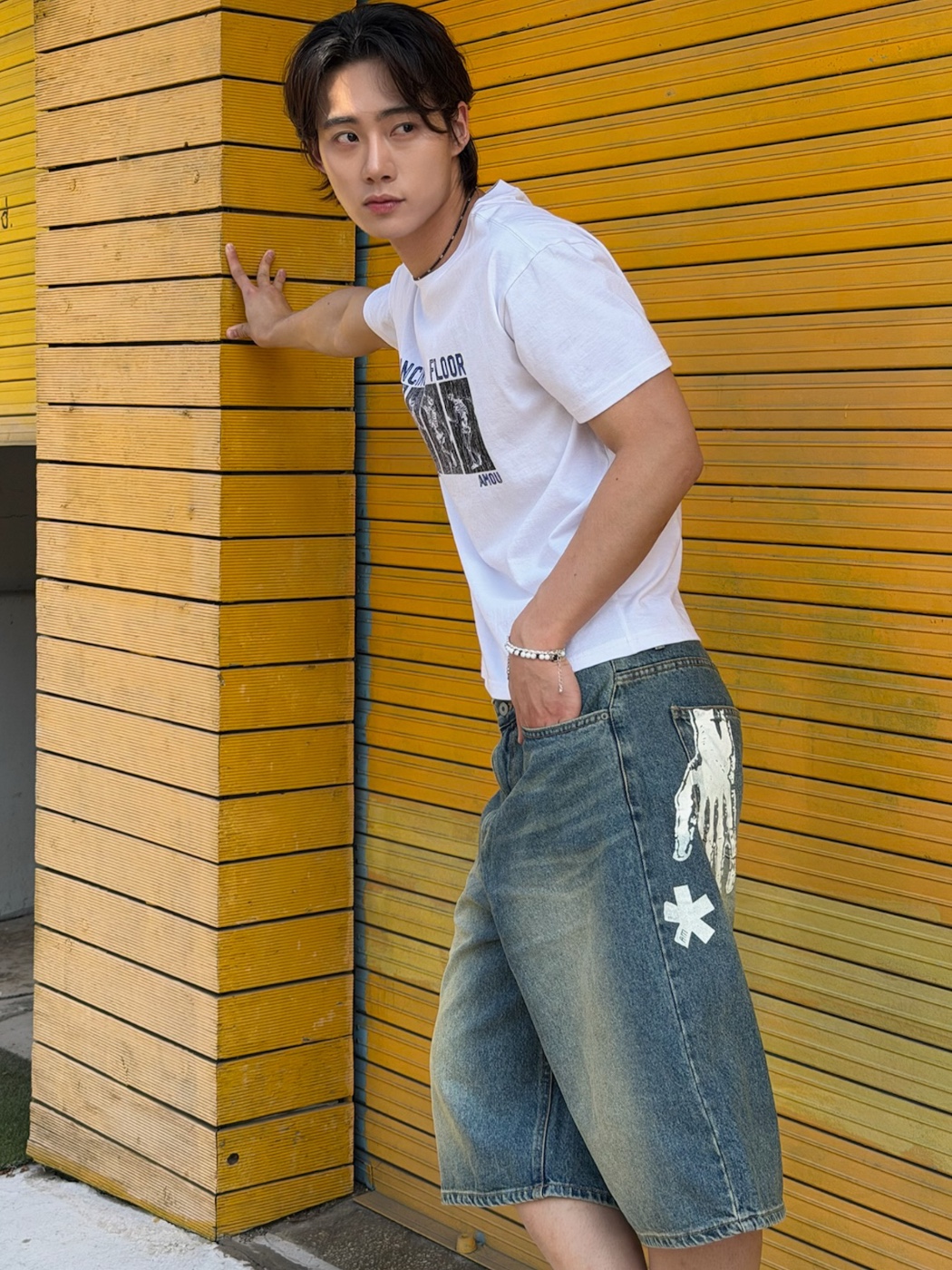 AMOU Dancing Skull Half T-Shirts White, AMOU Hand Sign Denim Bermuda Pants Blue 착용 스타일 - 1