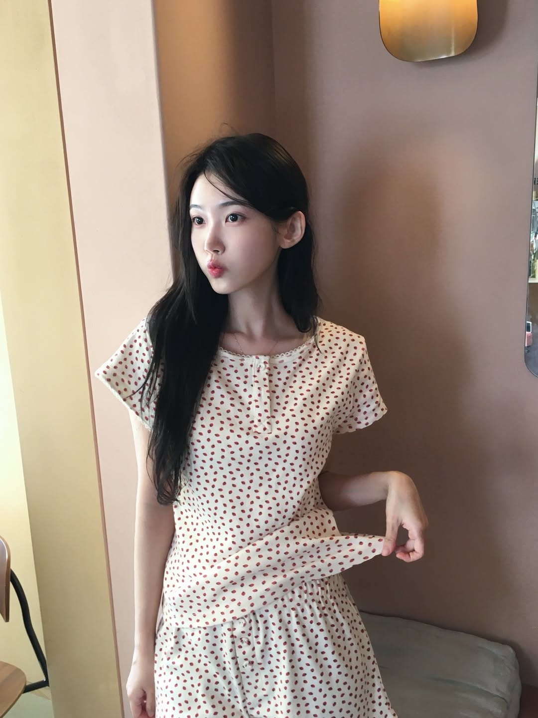 Rosefrantz Rose & Berry Lounge T-shirt [Ivory], Rosefrantz Rose & Berry Lounge Shorts [Ivory] 착용 스타일 - 3