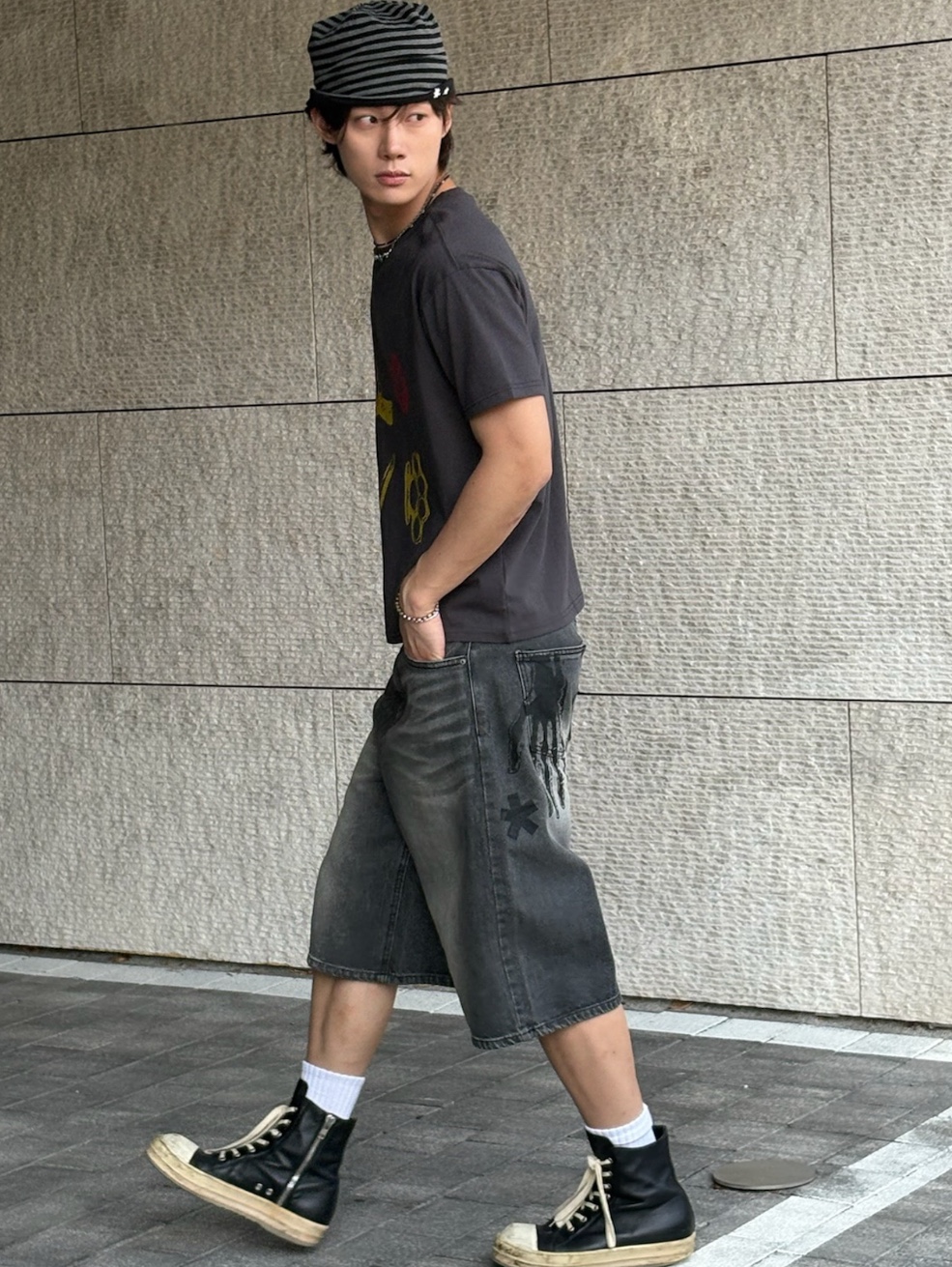 AMOU Hand Sign Denim Bermuda Pants Black, AMOU Reversible Stripe Beanie Black 착용 스타일 - 2