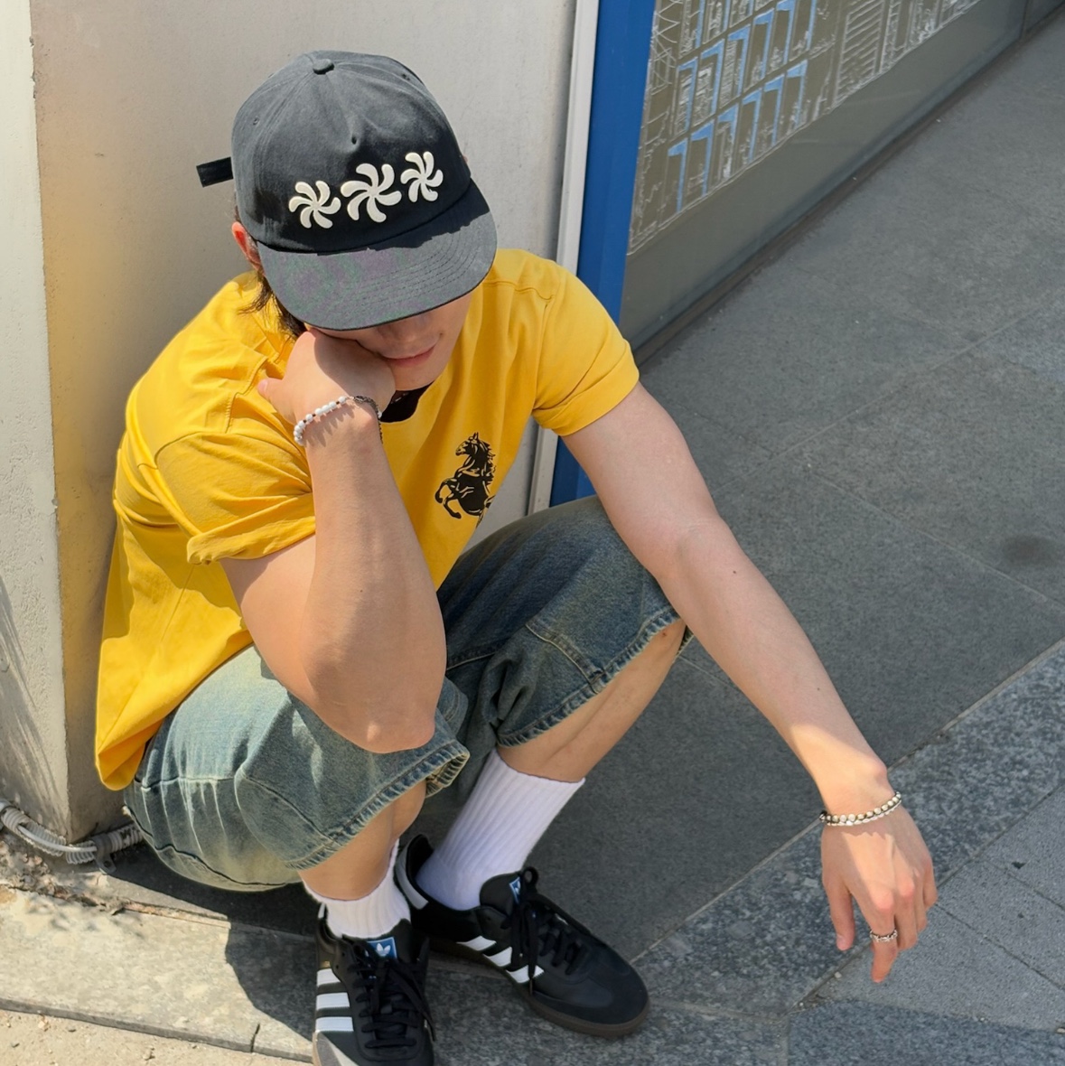 AMOU Sporty Horse Half T-Shirts Yellow, AMOU Spiral 5Pannel Cap Black 착용 스타일 - 1