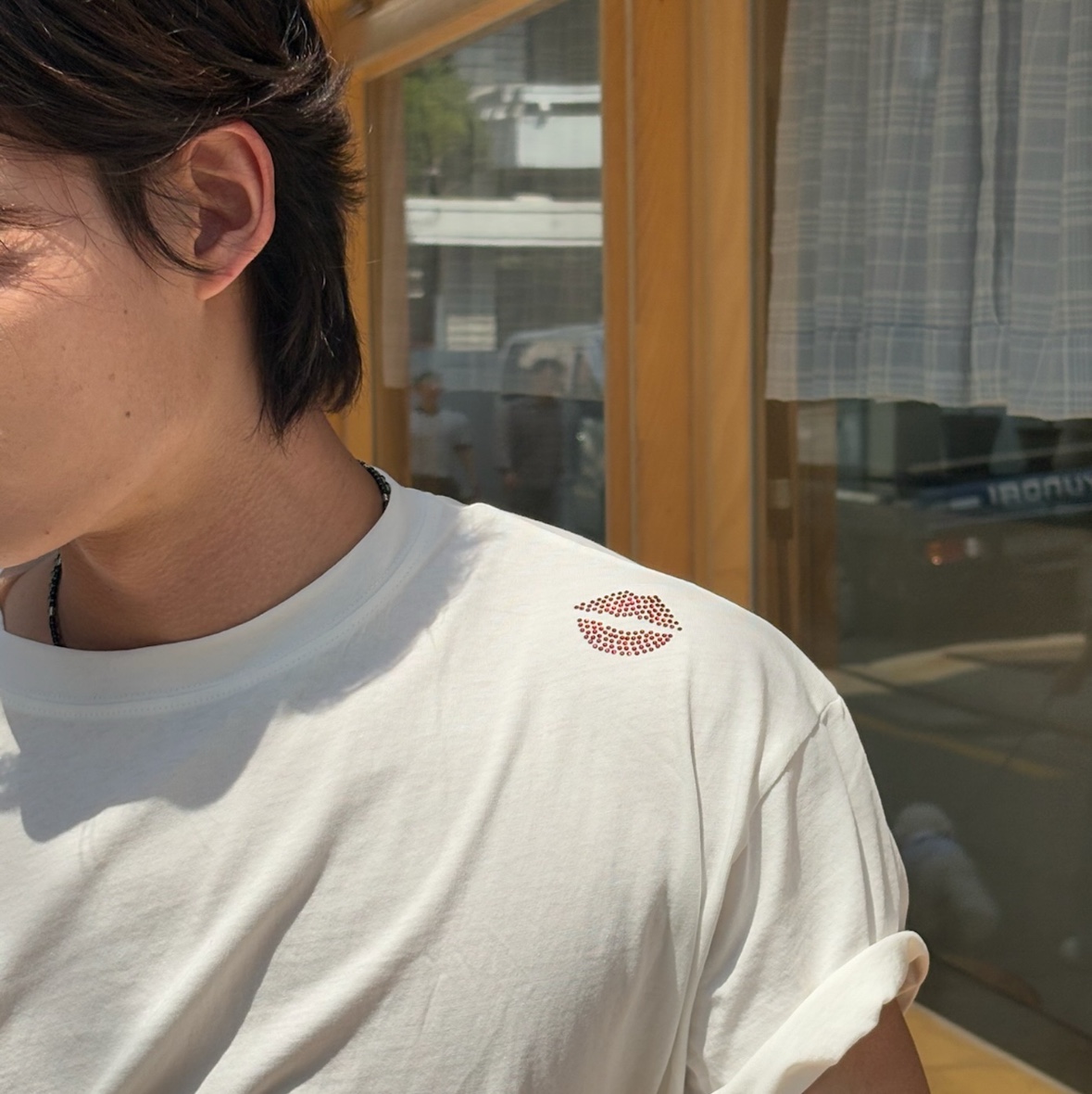 [KREAM 단독] AMOU Kiss Mark Garment T-Shirts White 착용 스타일 - 1