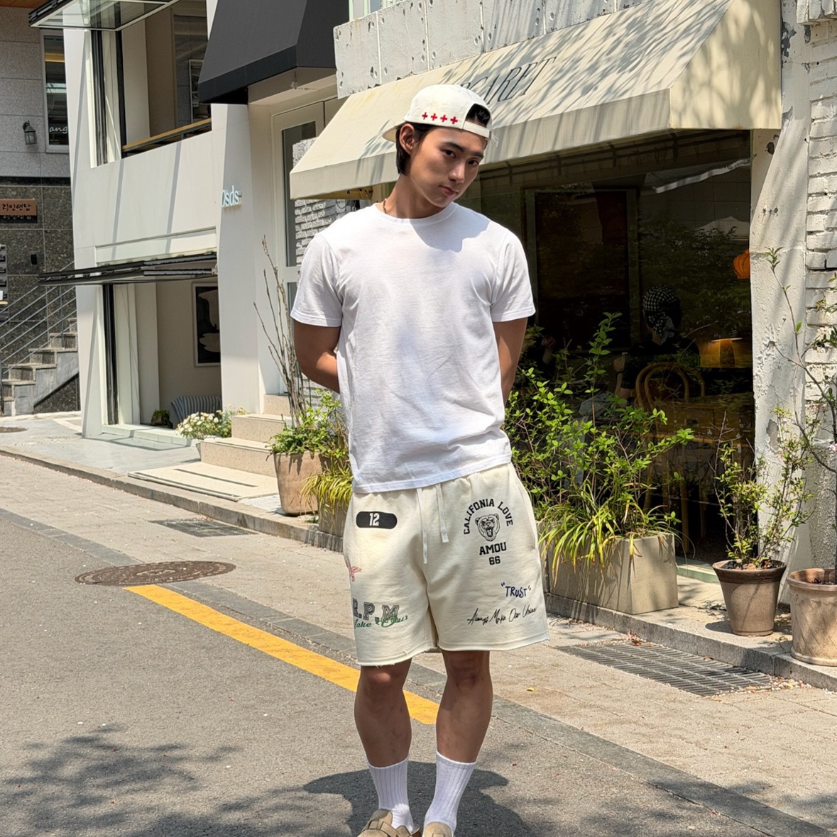 [KREAM 단독] AMOU Cali Shorts Cream 착용 스타일 - 1