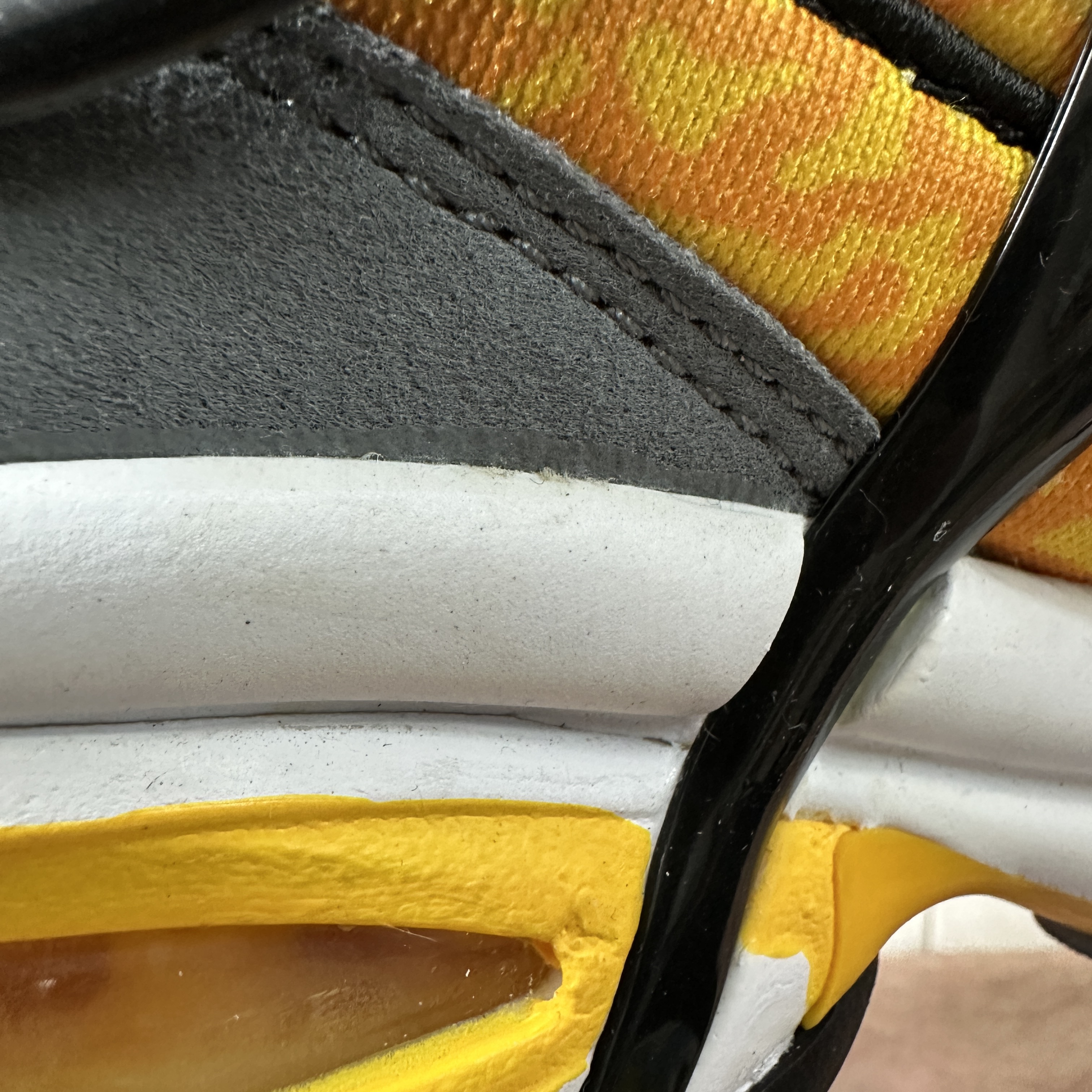 Nike Air Kukini University Gold Cool Grey 착용 스타일 - 4