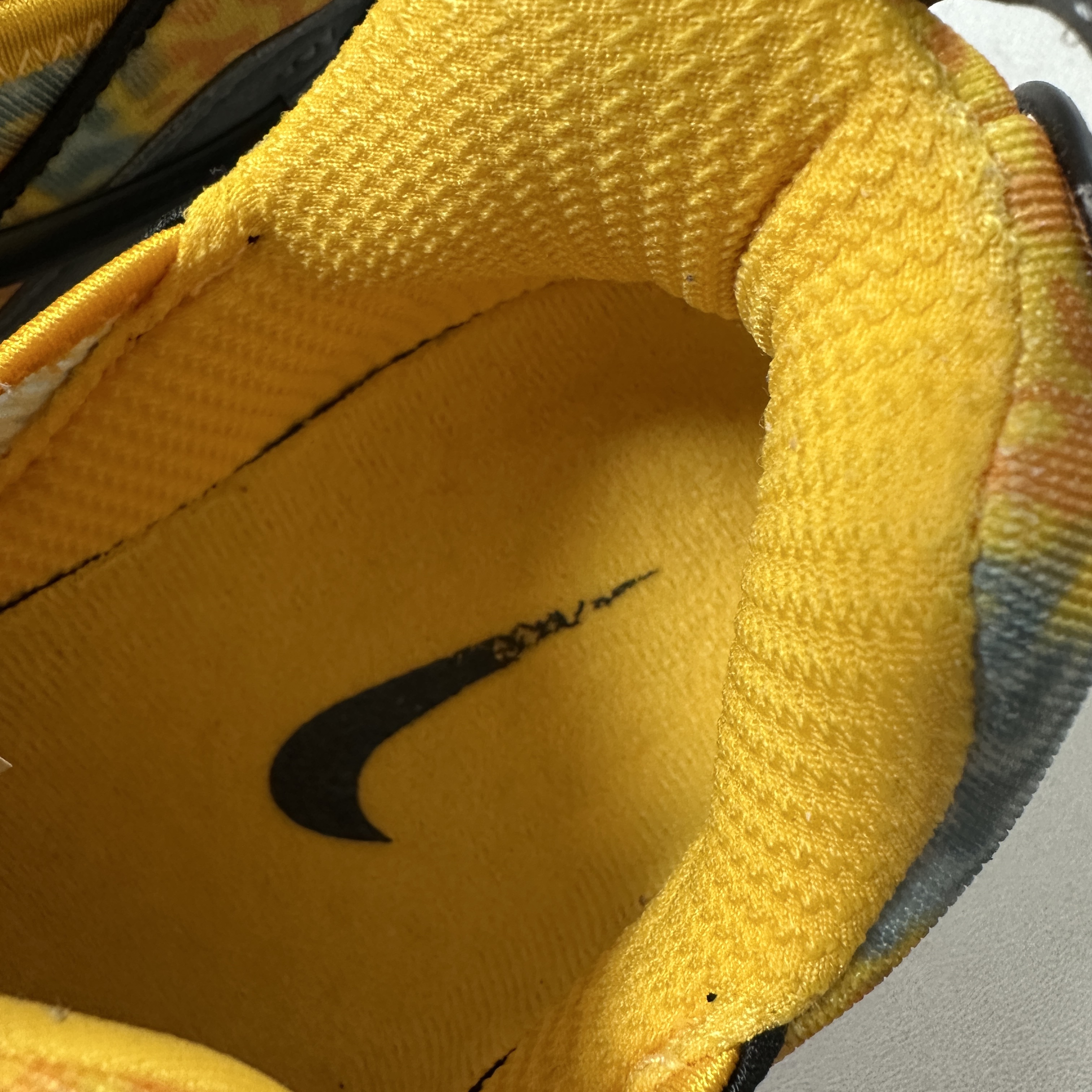 Nike Air Kukini University Gold Cool Grey 착용 스타일 - 2
