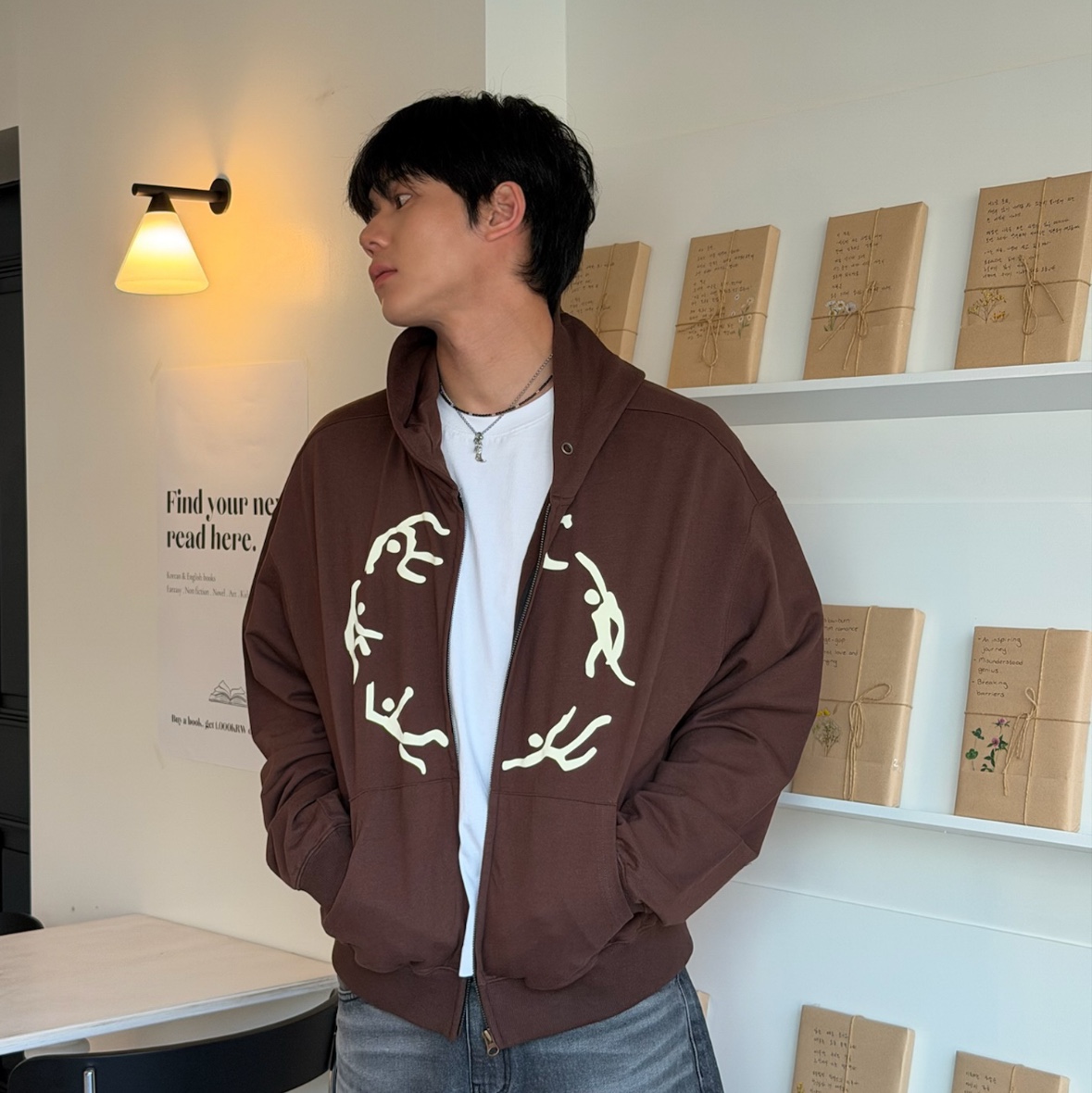AMOU Dancing Circle Crop Hoodie Zip-Up Brown 착용 스타일